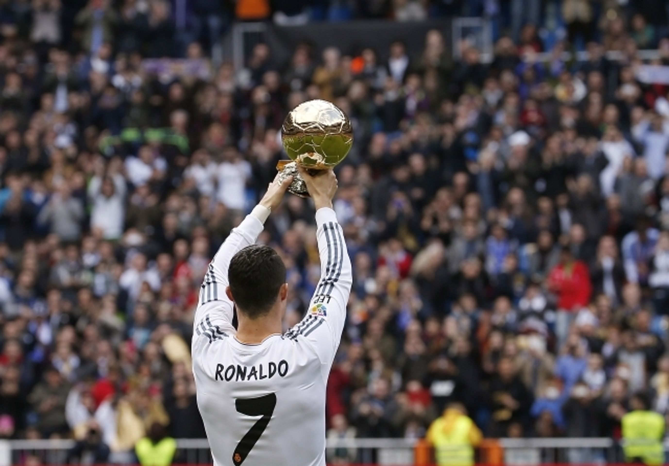 Cristiano Ronaldo ukázal na Santiago Bernabeu Zlatý míč - 8 - GALERIE: Cristiano Ronaldo ukázal na stadionu Zlatý míč (4/12)