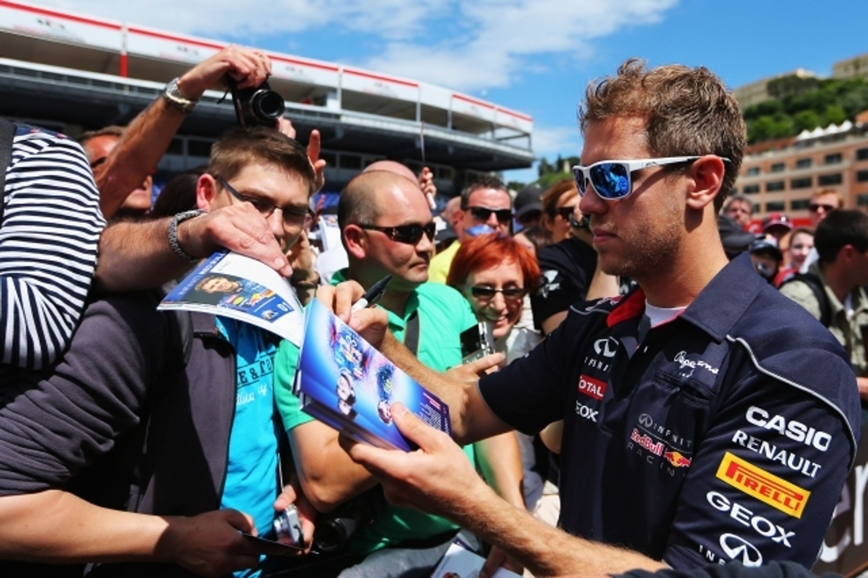Piloti F1 a fanoušci v Monaku - 5 - GALERIE: Piloti F1 se před Velkou cenou Monaka potkali s fanoušky (6/12)
