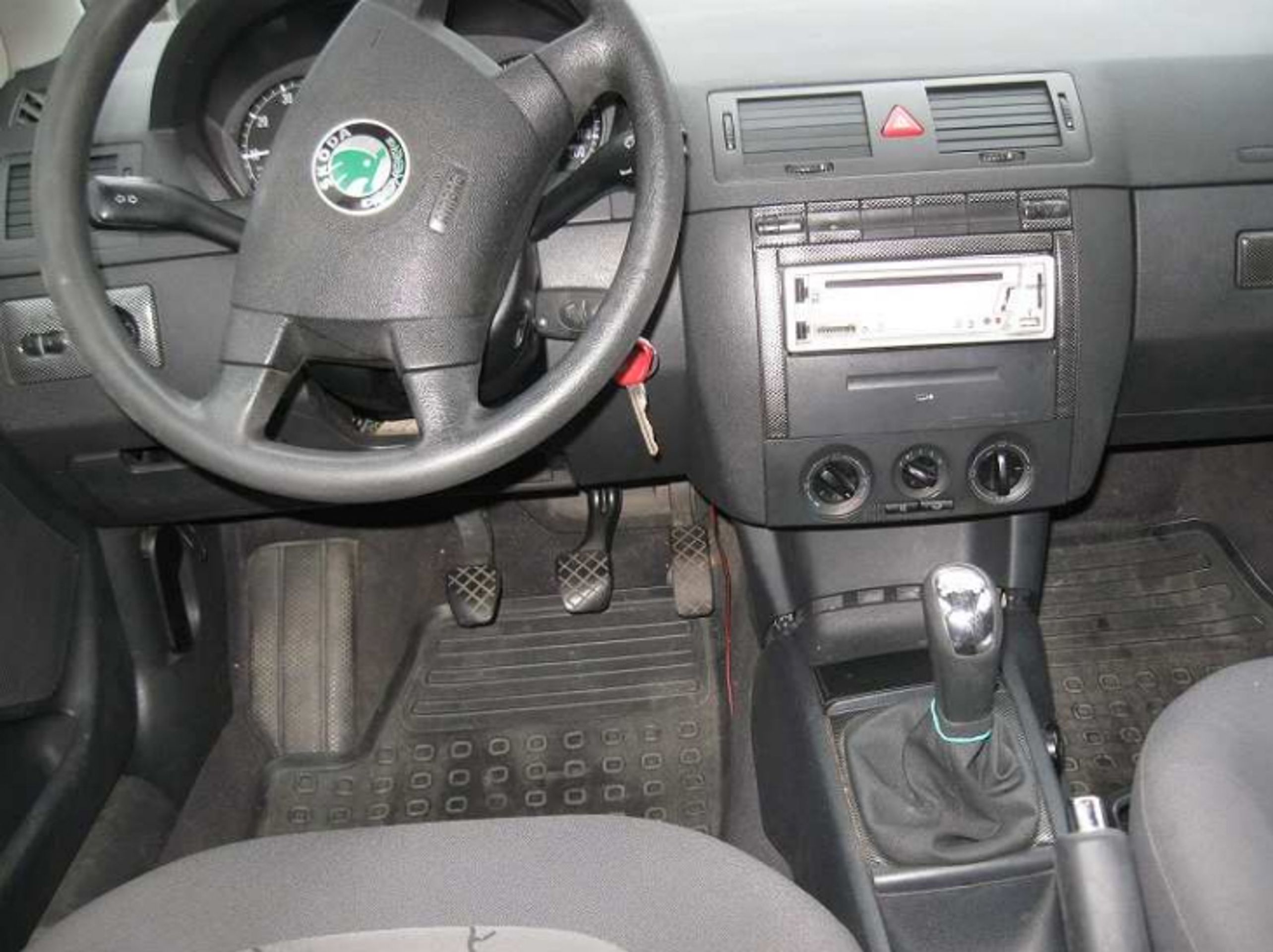 Dražba - Škoda Fabia (benzin), Vyvolávací cena: 15.000,- - GALERIE: Dražba motorových vozidel (43/51)