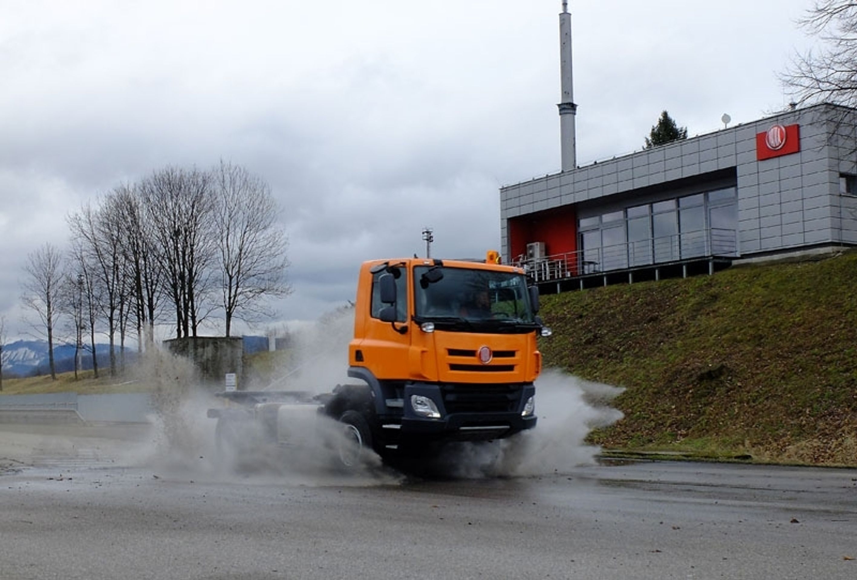 Učnovská Tatra Phoenix - 9 - Fotogalerie: Tatru Phoenix postavila desítka učňů (2/8)