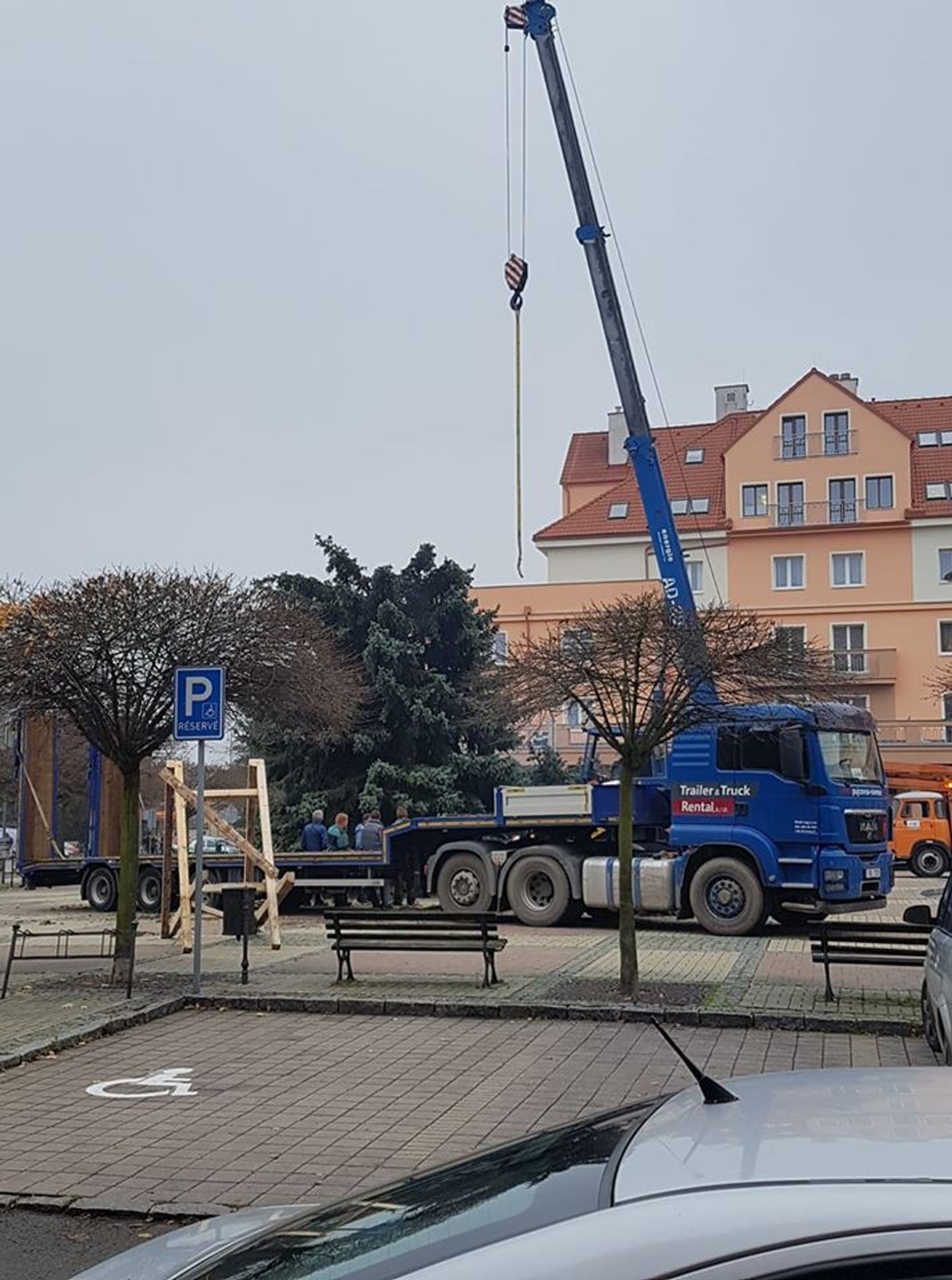 Vánoční stromy ve městech 2019 - Stochov, s ulomenou špičkou - GALERIE: Vánoční stromy ve městech 2019 (7/9)