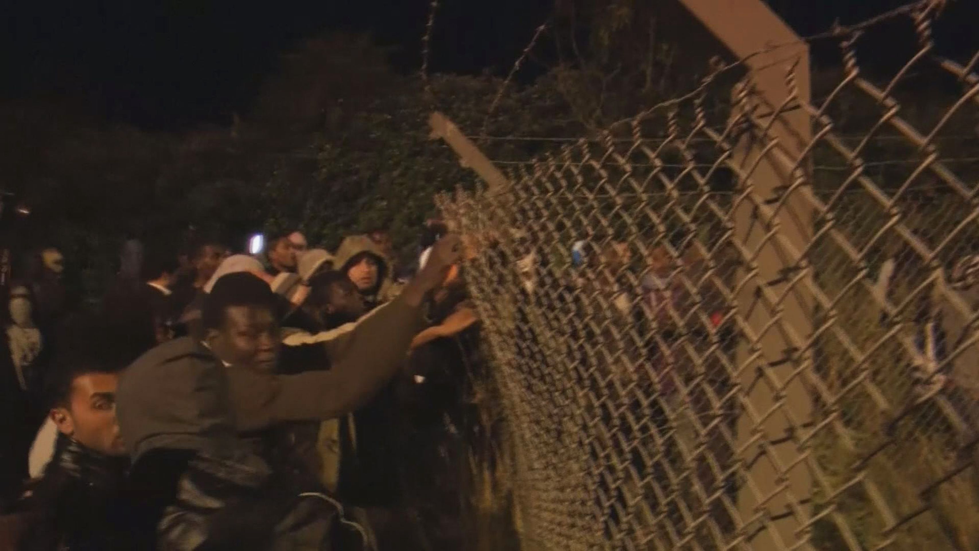 Nebezpečí ve francouzském přístavním městečku Calais - 5 - GALERIE: Nebezpečí ve francouzském přístavním městečku Calais (5/9)