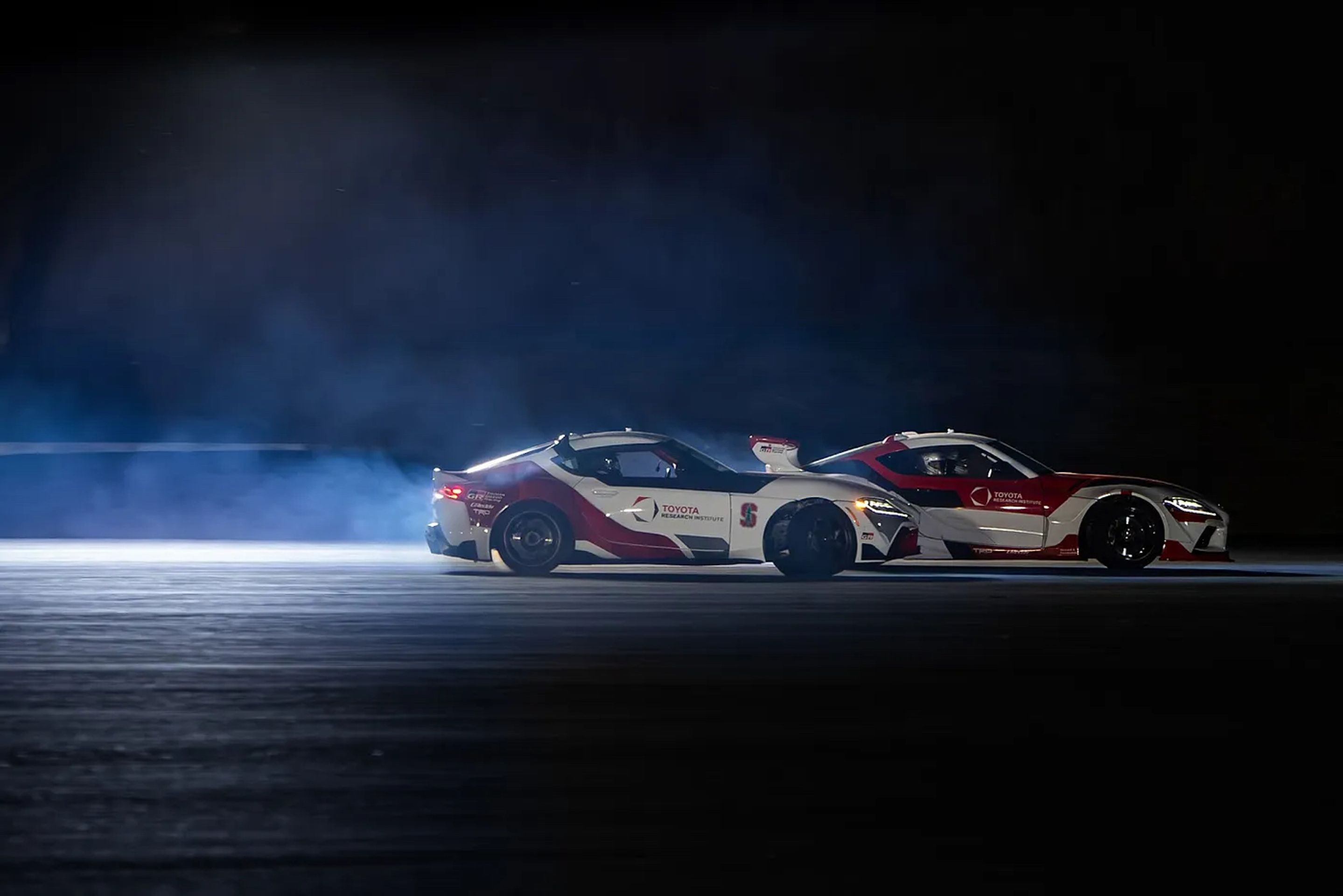 Toyoty GR Supra při autonomním tandemovém driftu - Ostré Toyoty GR Supra při autonomním tandemovém driftu (5/7)