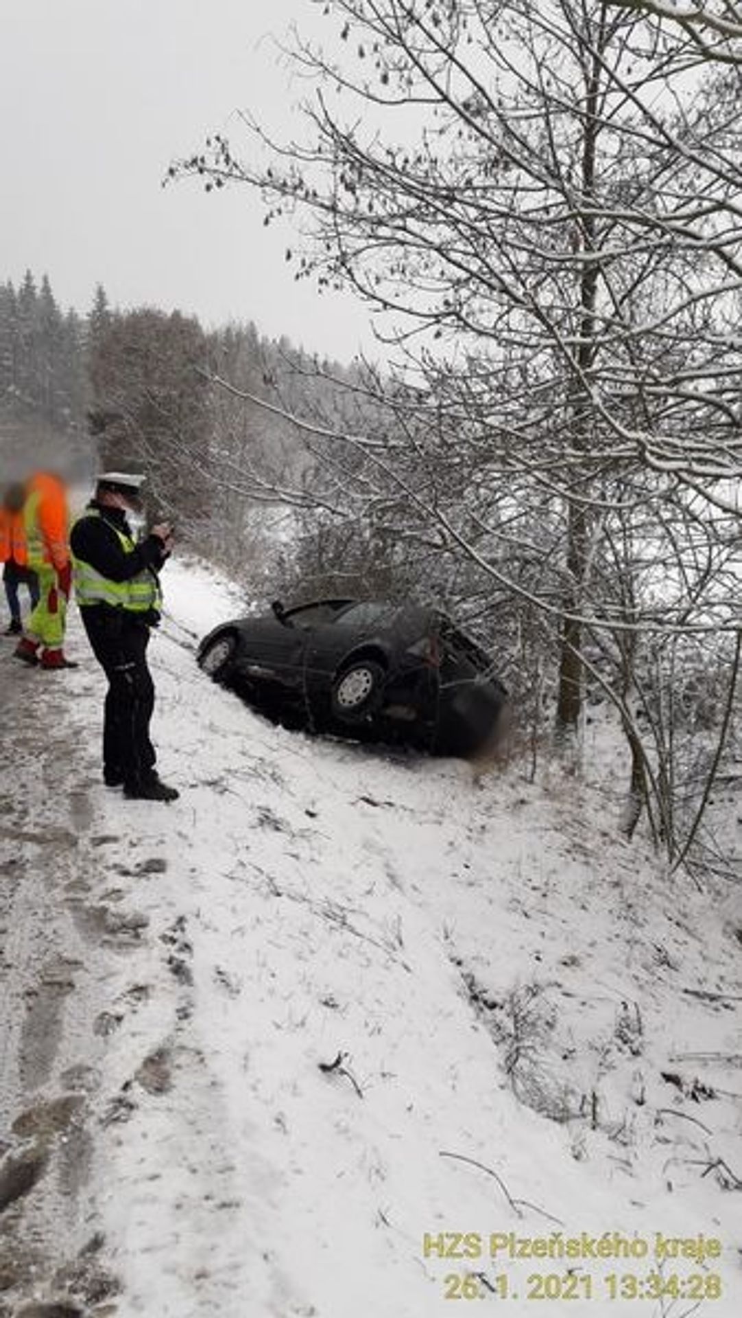 Dopravní nehoda u Starého Plzence - 3 - GALERIE: Počasí v Česku komplikuje dopravu (1/12)