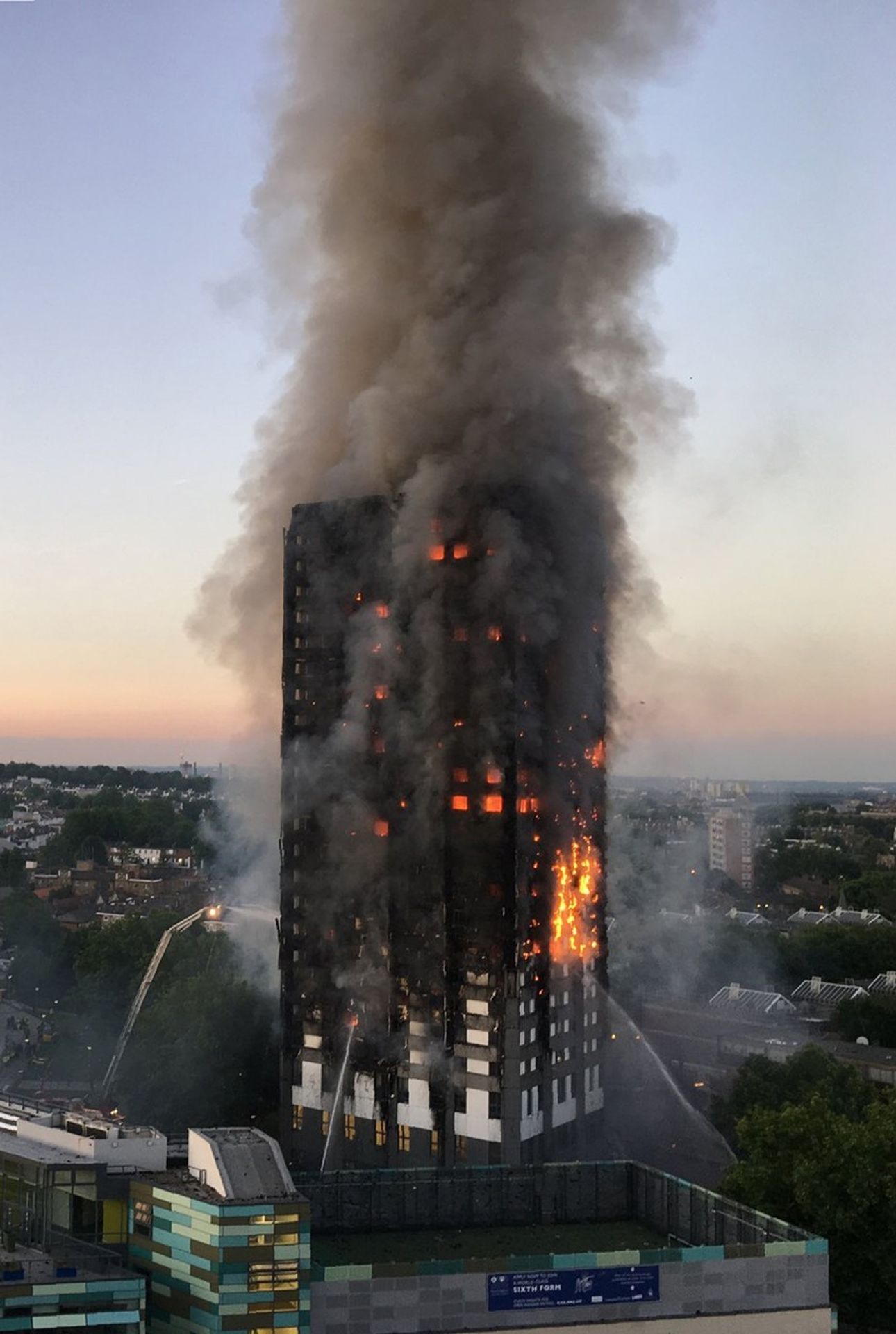 Požár výškového bytového domu v londýnské čtvrti White City - 5 - GALERIE: Obrovský požár věžáku v Londýně (3/14)