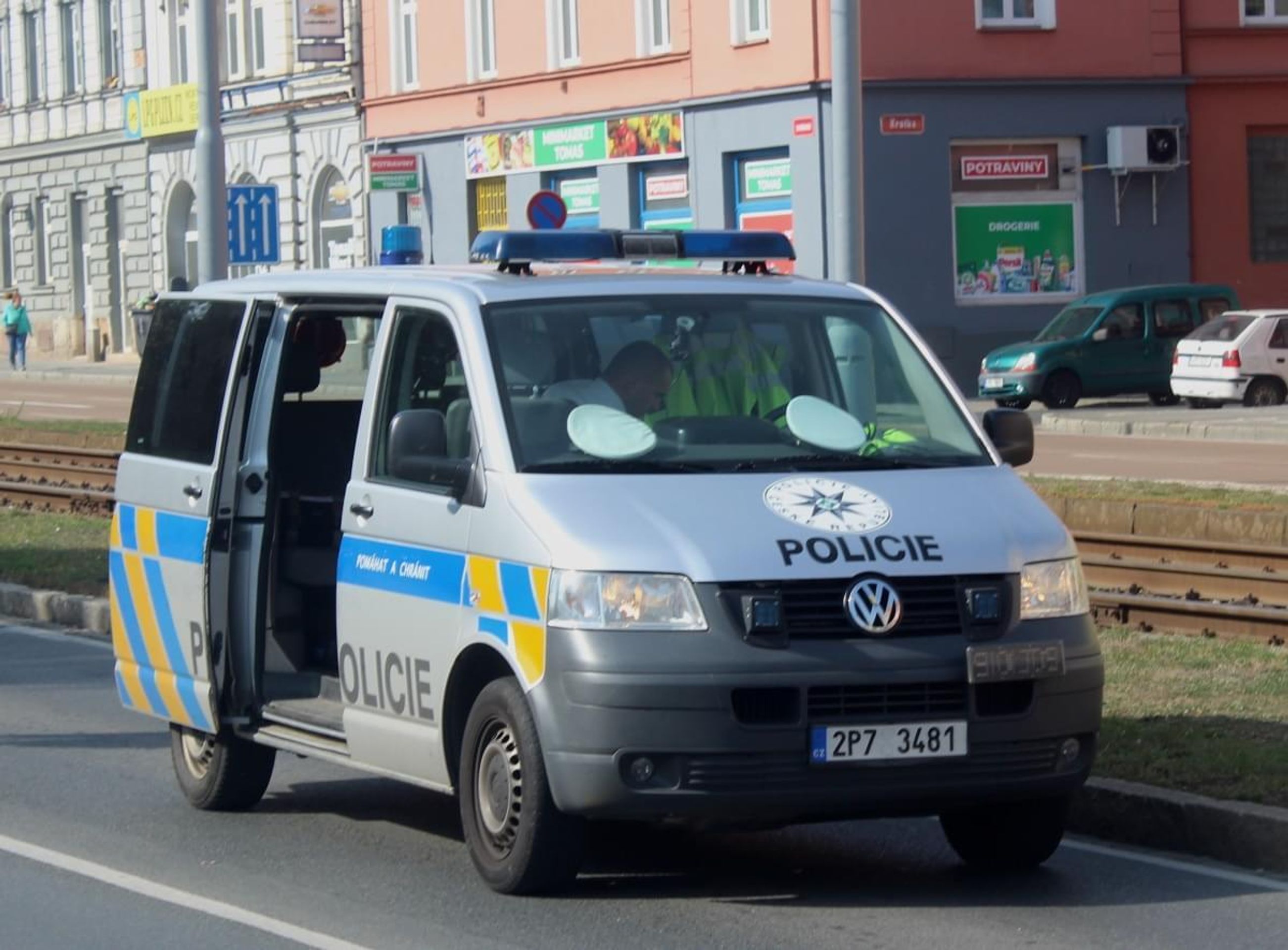 V Plzni na přechodu auto srazilo dva cizince - 4 - GALERIE: V Plzni na přechodu auto smetlo dva cizince (4/4)