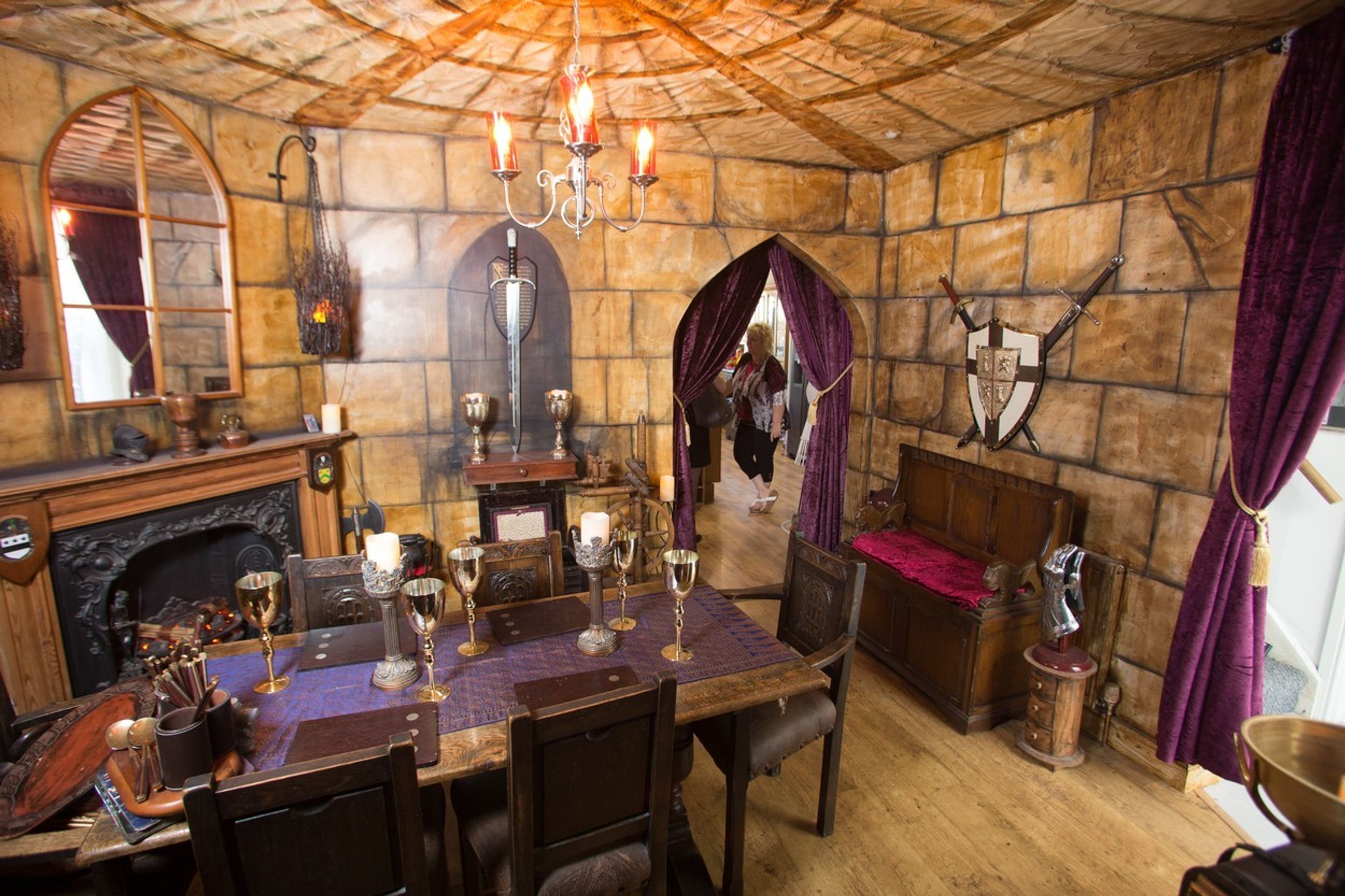 Dům přestavěli na středověký hrad - 5 - GALERIE: Dům přestavěli na středověký hrad (5/5)