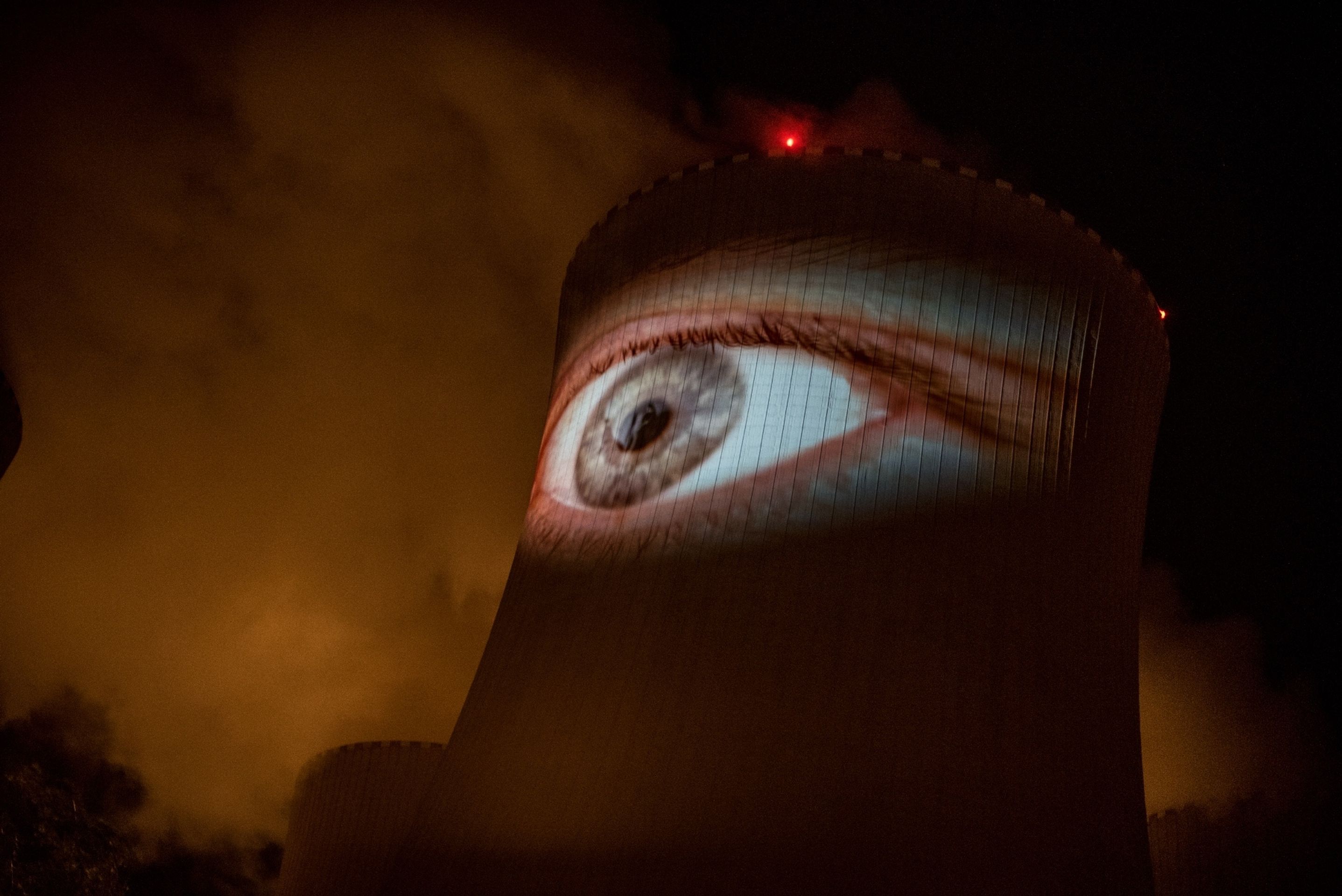 Temelínské chladicí věže - videomapping - 2 - GALERIE: Temelínské chladicí věže - videomapping (2/4)