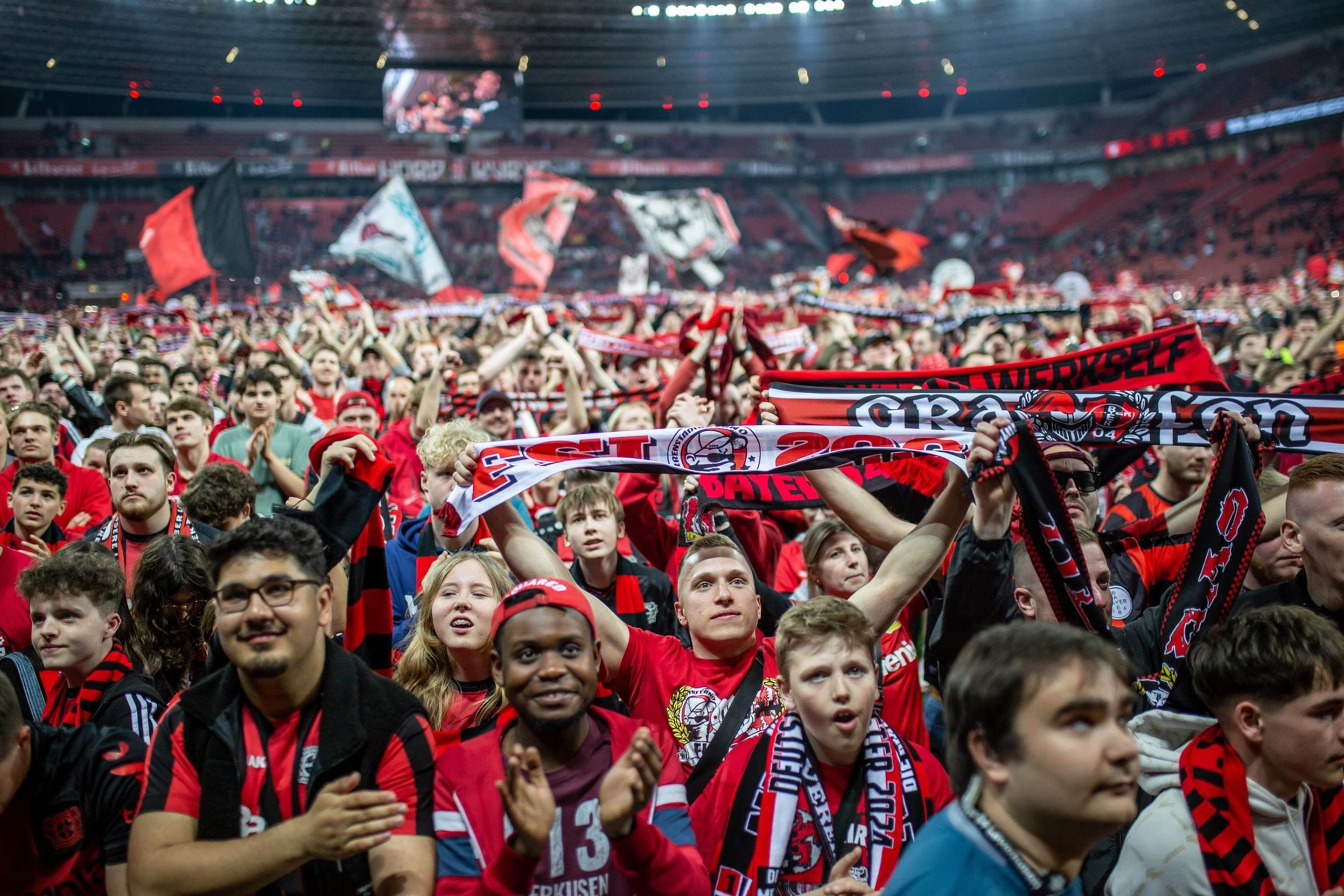 Fanoušci Leverkusenu na stadionu - Oslavy fanoušků a hráčů Bayeru Leverkusen (5/10)