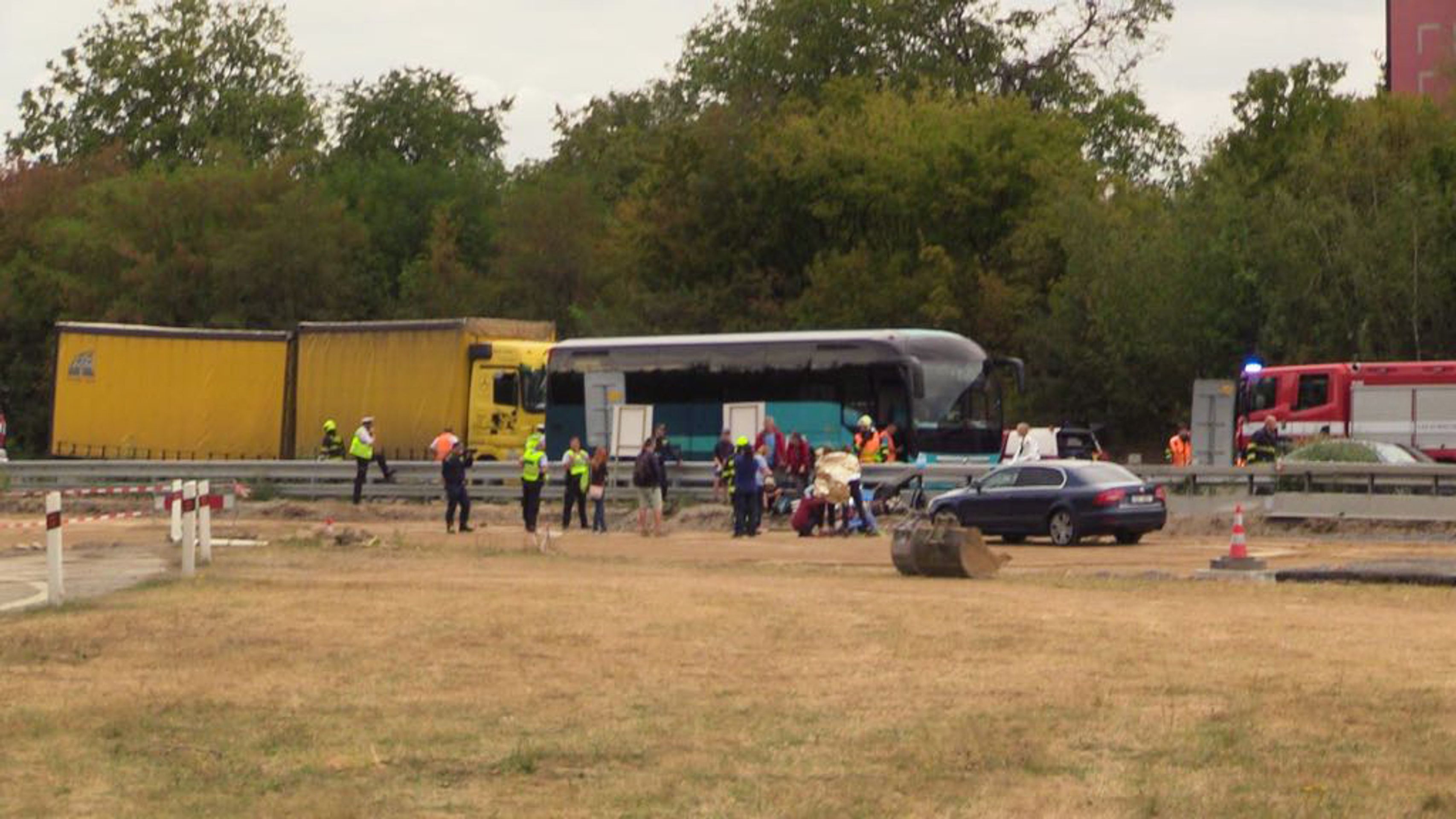Nehoda autobusu a kamionu na D11 - 3 - GALERIE: Nehoda autobusu a kamionu na D11 (3/5)