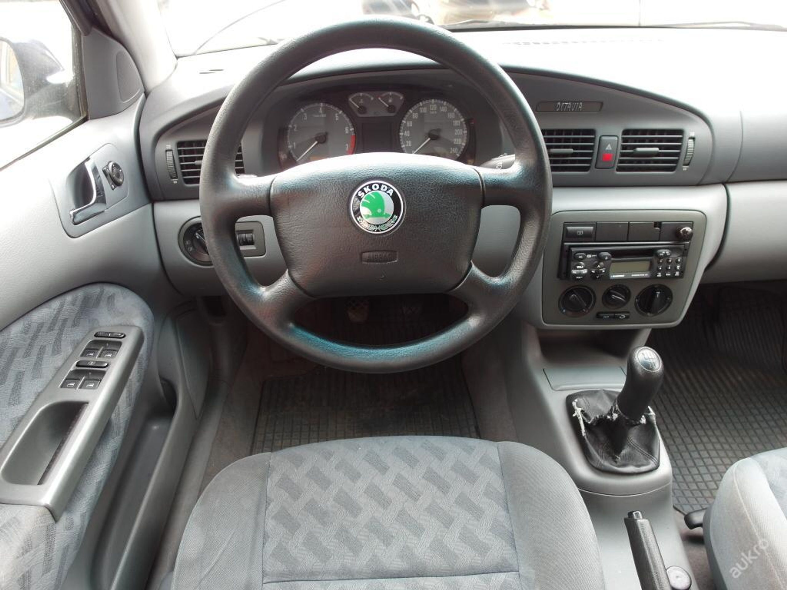 Škoda Octavia 1,8 SLX 20V Klimatizace - 3 - GALERIE: Škoda Octavia 1,8 SLX 20V Klimatizace (3/4)