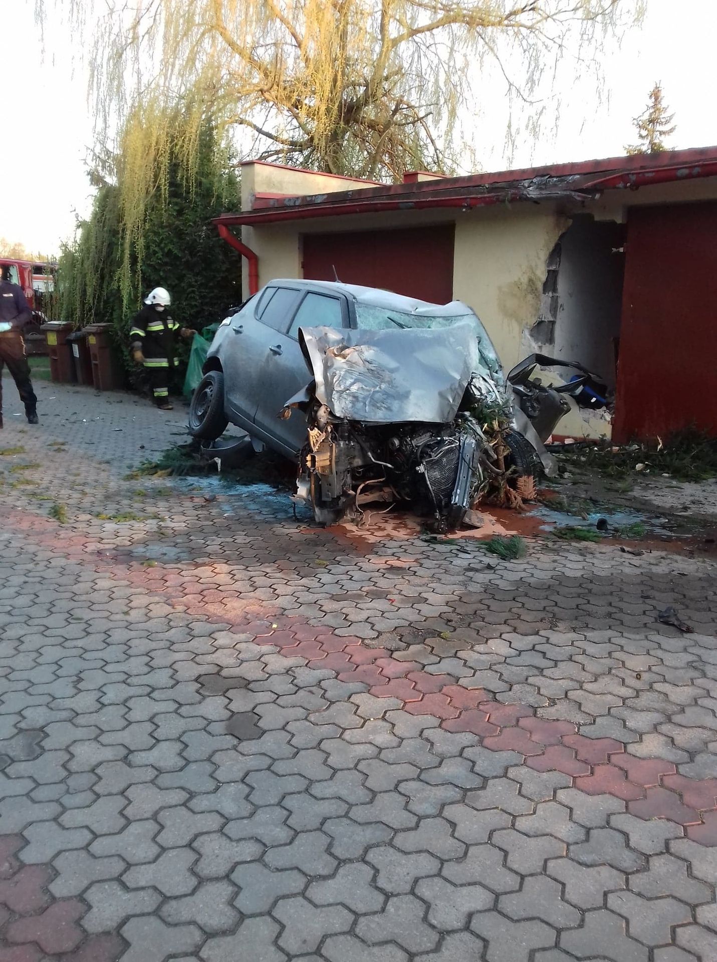 Auto letělo přes 60 metrů - 15 - Fotogalerie: Takhle dopadlo auto po šedesátimetrovém letu (6/9)