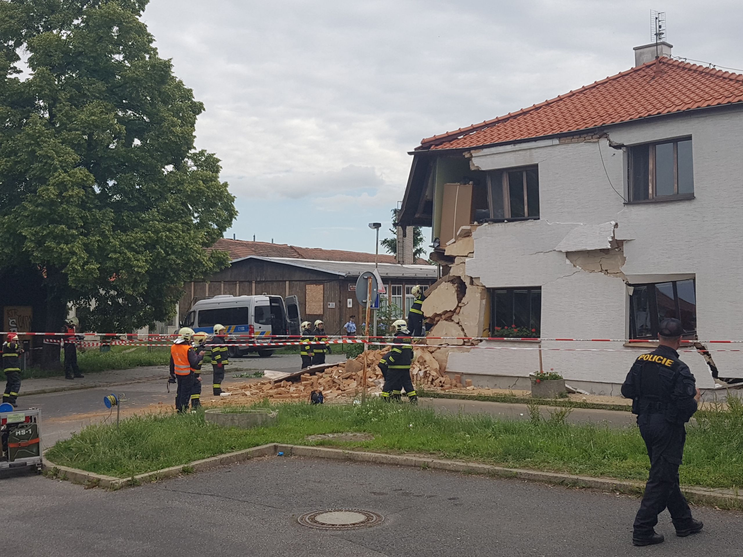 V Ďáblicích se zřítila část domu - 5 - GALERIE: V pražských Ďáblicích se zřítila část domu (5/5)