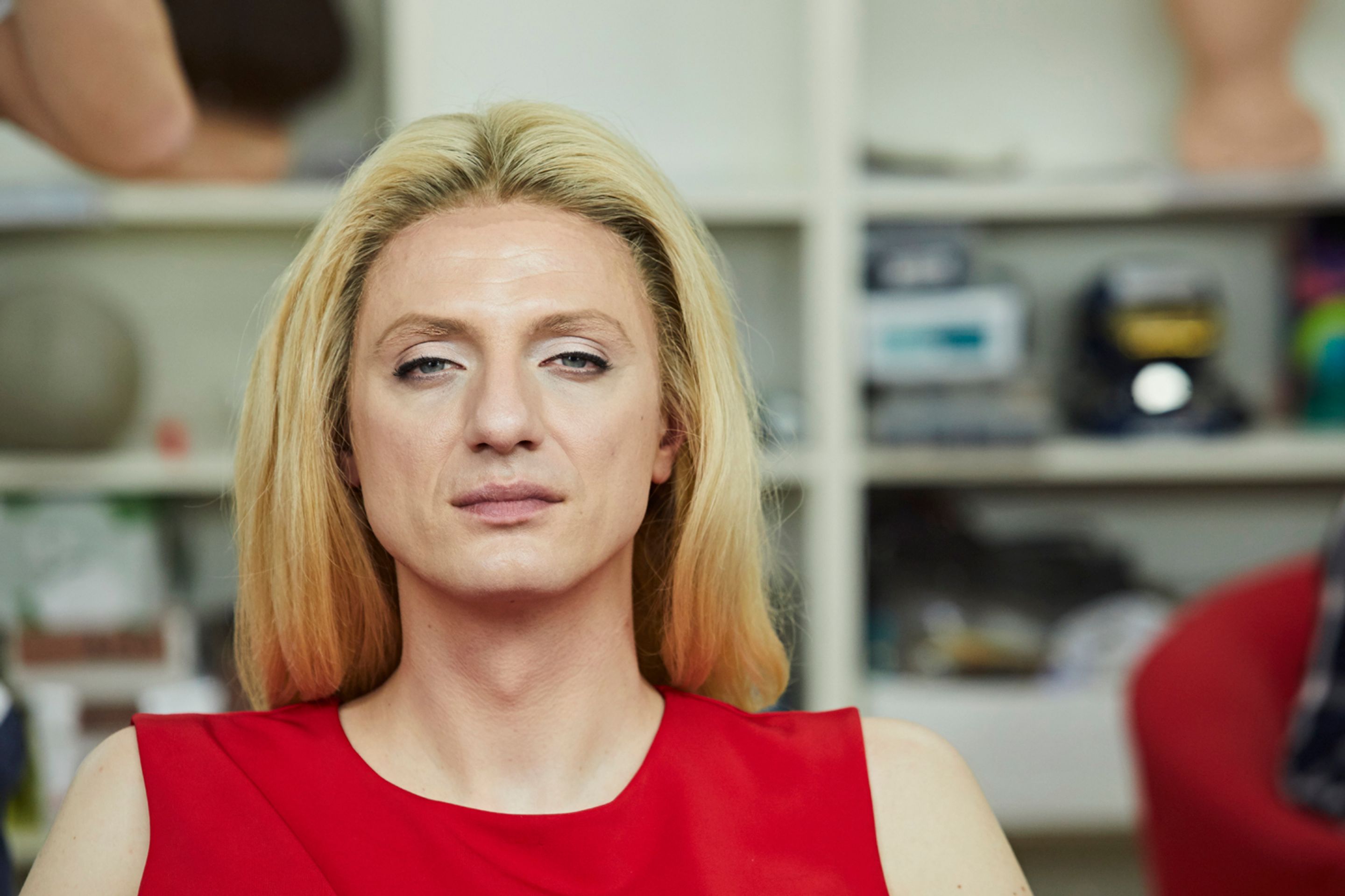 TVOJE TVÁŘ MÁ ZNÁMÝ HLAS: fotografie z maskérny - 1 - GALERIE: TVOJE TVÁŘ MÁ ZNÁMÝ HLAS: fotografie z maskérny (1/8)