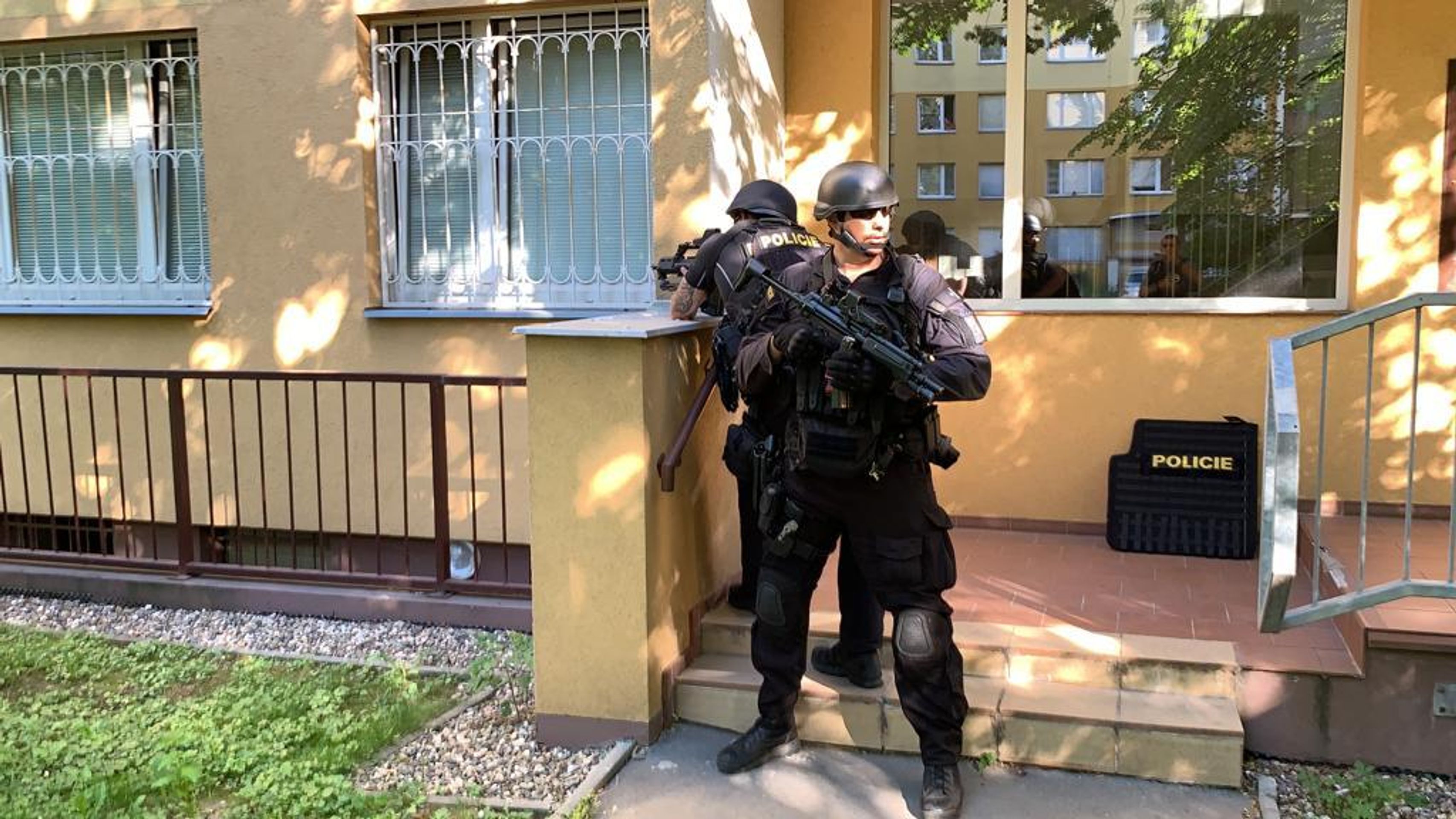 Muž v Praze hrozil zbraní - 7 - GALERIE: Opilí muž měl ohrožovat okolí puškou (6/11)