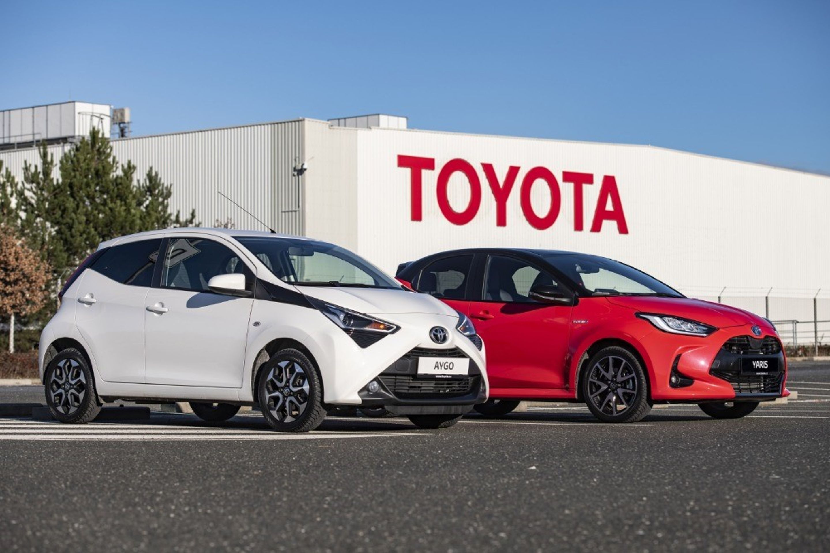 Yaris a Aygo před továrnou Toyoty v Kolíně - Toyota bude v Kolíně vyrábět nový bateriový elektromobil (5/9)