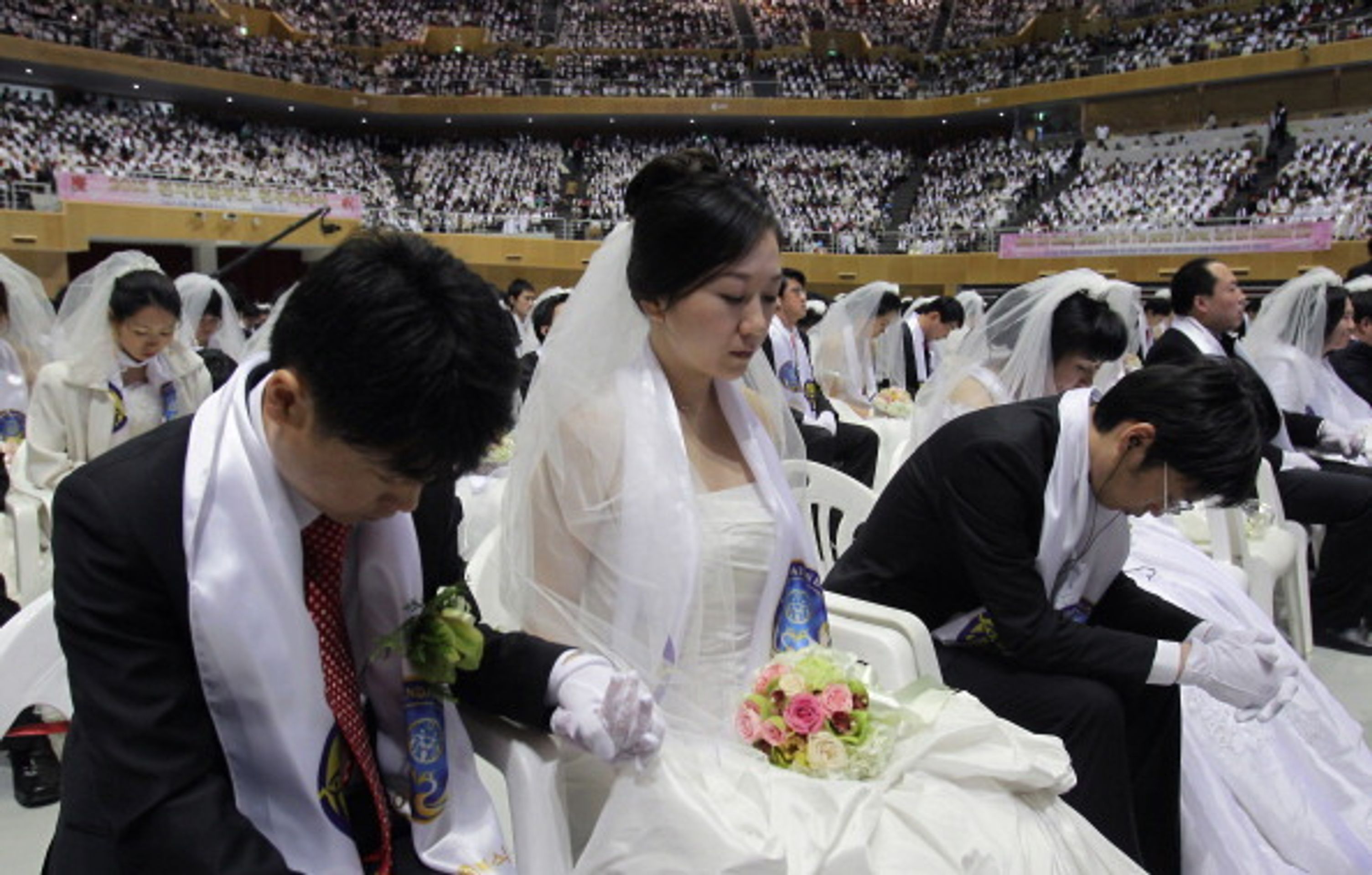 Hromadná svatba v Jižní Koreji - 8 - Svatba ve velkém stylu: Bralo se 3500 párů najednou! (5/12)