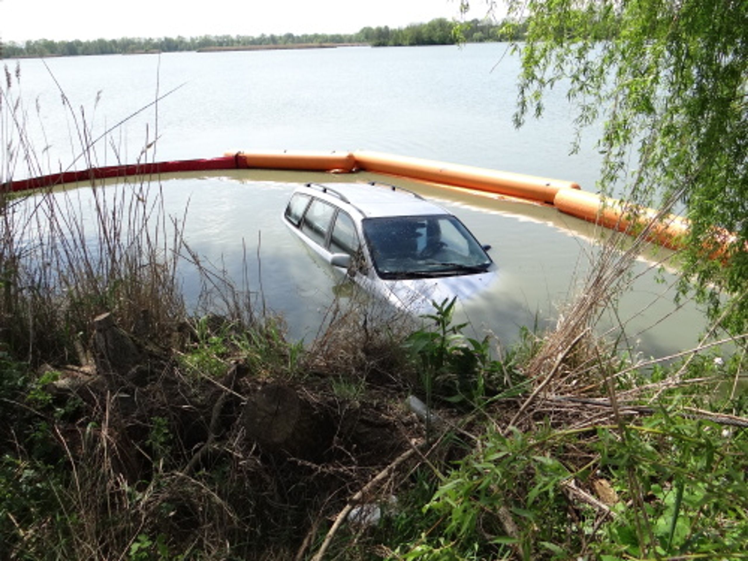 Hasiči lovili auto z rybníka Bezruč - GALERIE: Hasiči vytahovali auto z rybníka Bezruč (6/14)