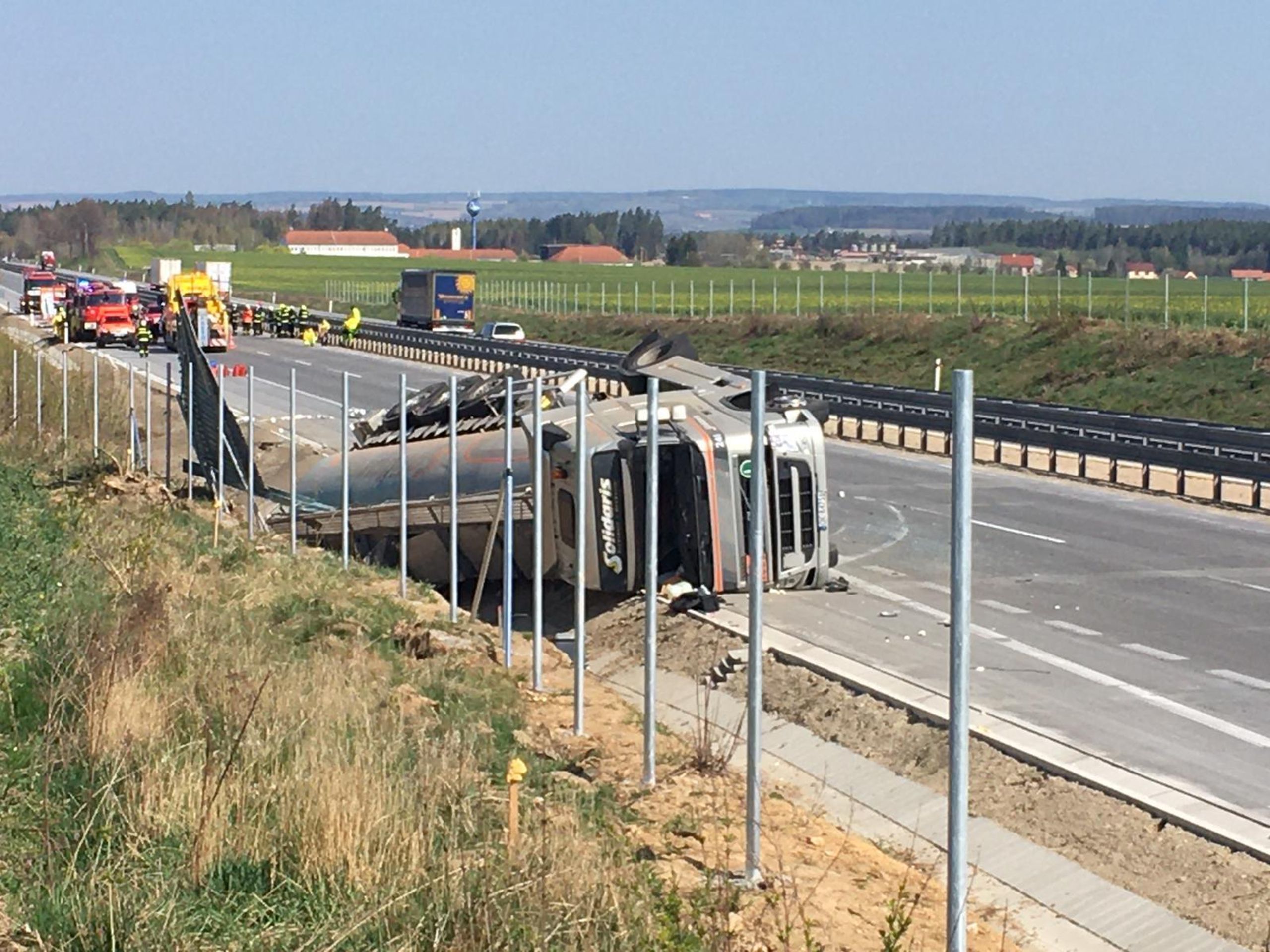 Na D1 se převrátila cisterna - 2 - GALERIE: Na 65. km D1 se převrátila cisterna (2/3)