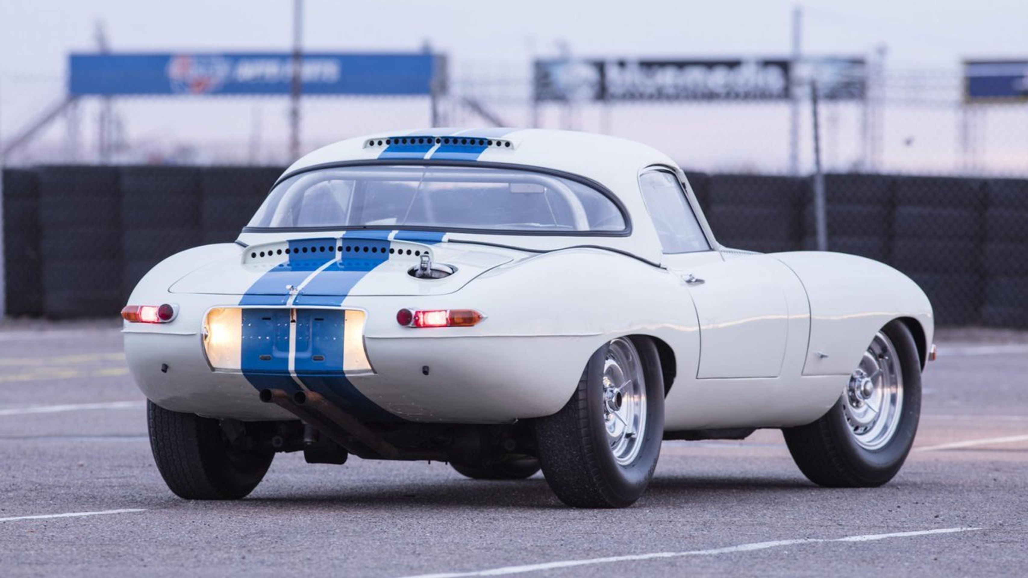 Jaguar E-Type - 16 - GALERIE: Nejdražší Jaguar všech dob (1/8)
