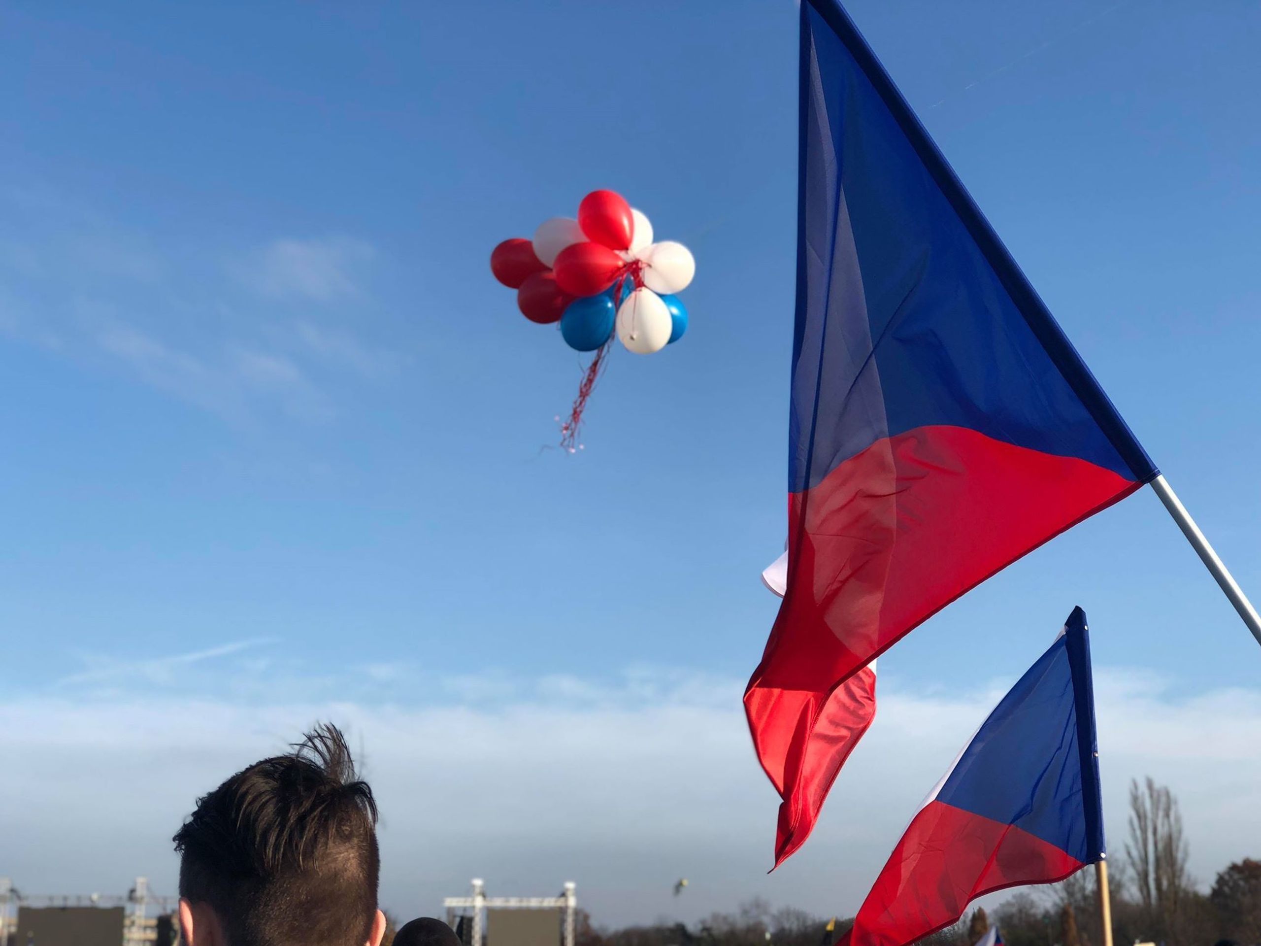 Na Letné protestuje přes 200 tisíc lidí - 8 - GALERIE: Demonstrace na Letné - 16. listopadu (7/14)