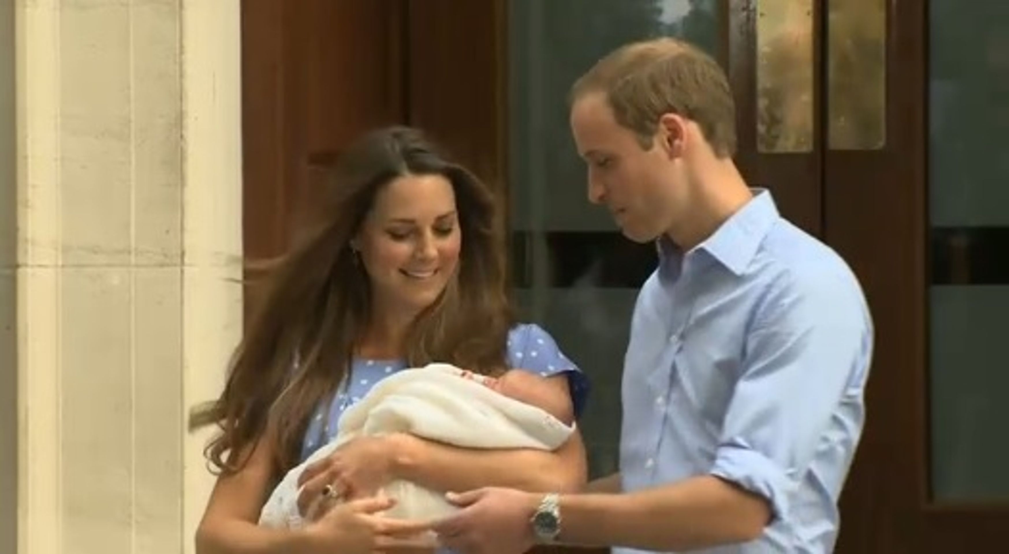Kate a William ukázali syna - 6 - GALERIE: Kate a William ukázali dědice trůnu světu (12/24)