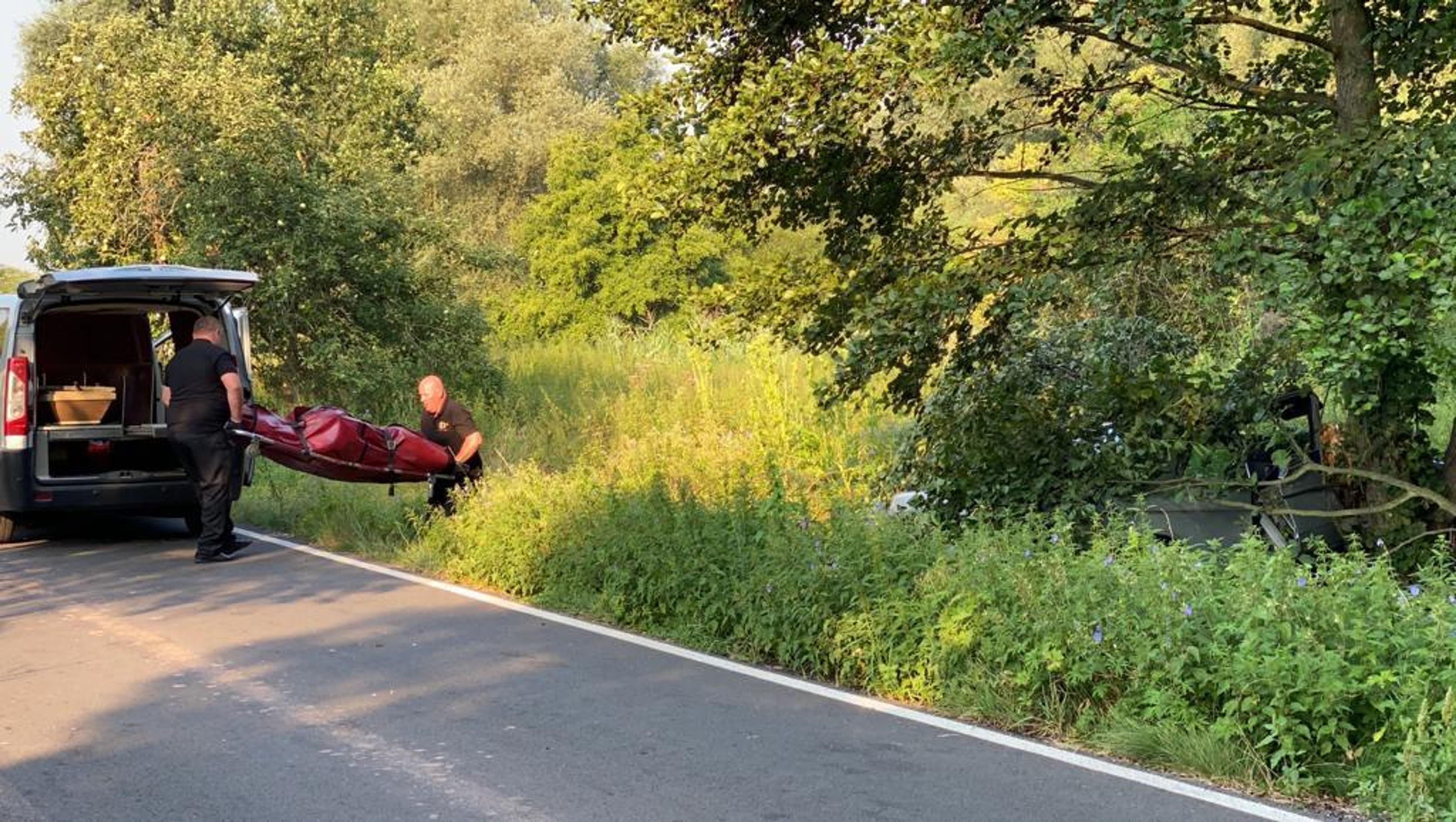 Muž na Kladensku narazil čelně do stromu - 2 - GALERIE: Muž čelně narazil do stromu (4/6)
