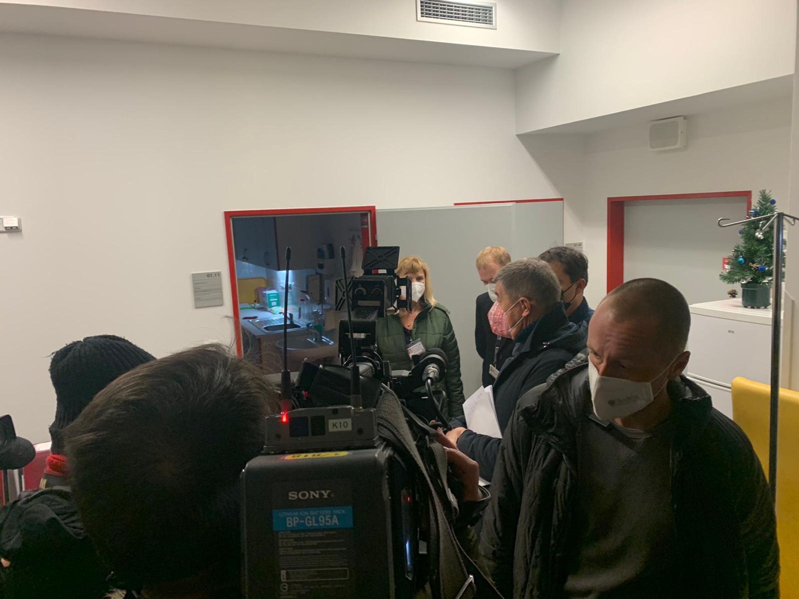 Babiš na exkurzi v nemocnici - 4 - GALERIE: Premiér Babiš vyrazil na kontrolu pražských nemocnic (5/10)