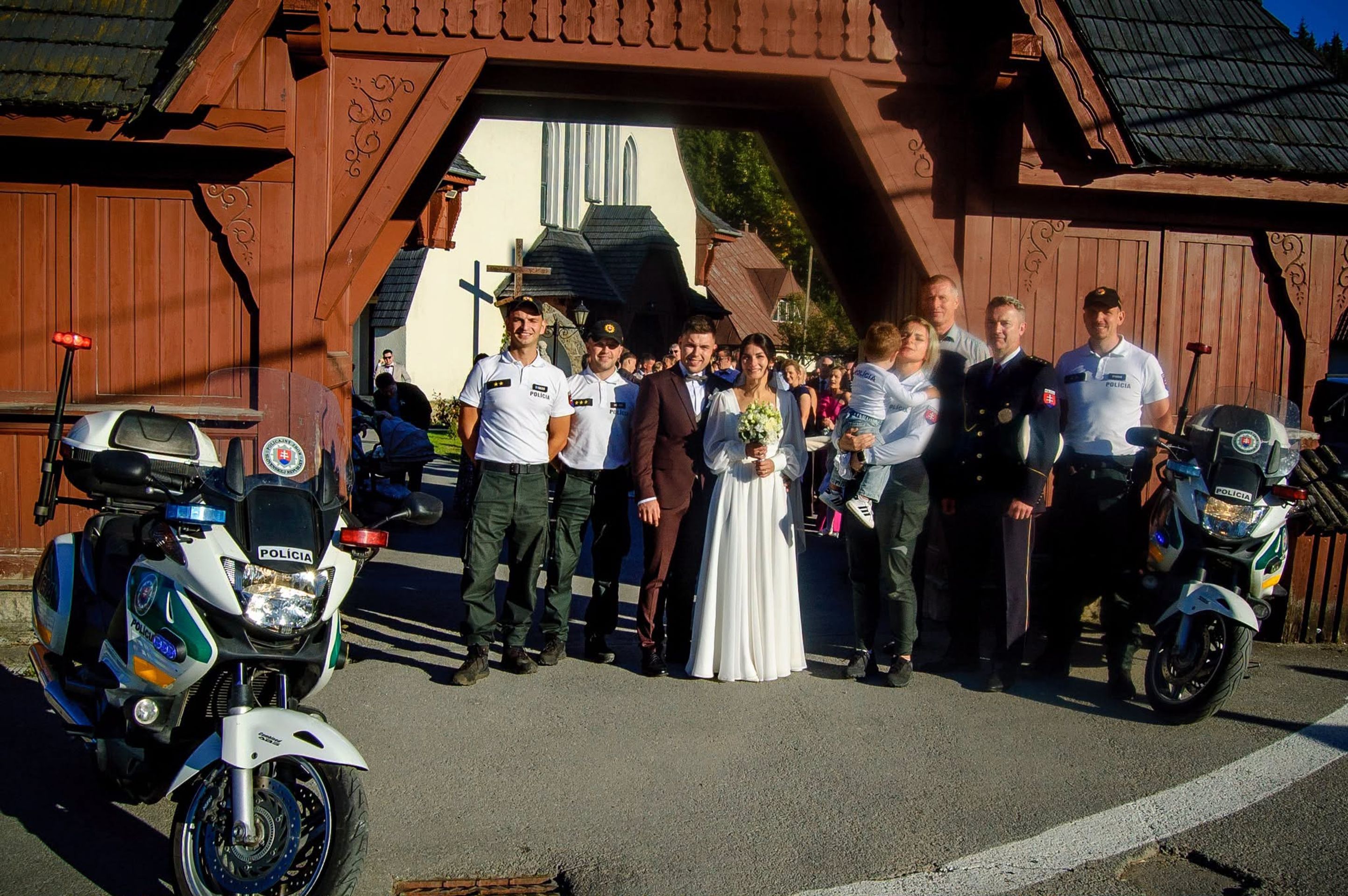 Policisté přímo ze svatby vyrazili hledat dítě ztracené v lese - Pátrání po dítěti, které se ztratilo v lese (2/3)