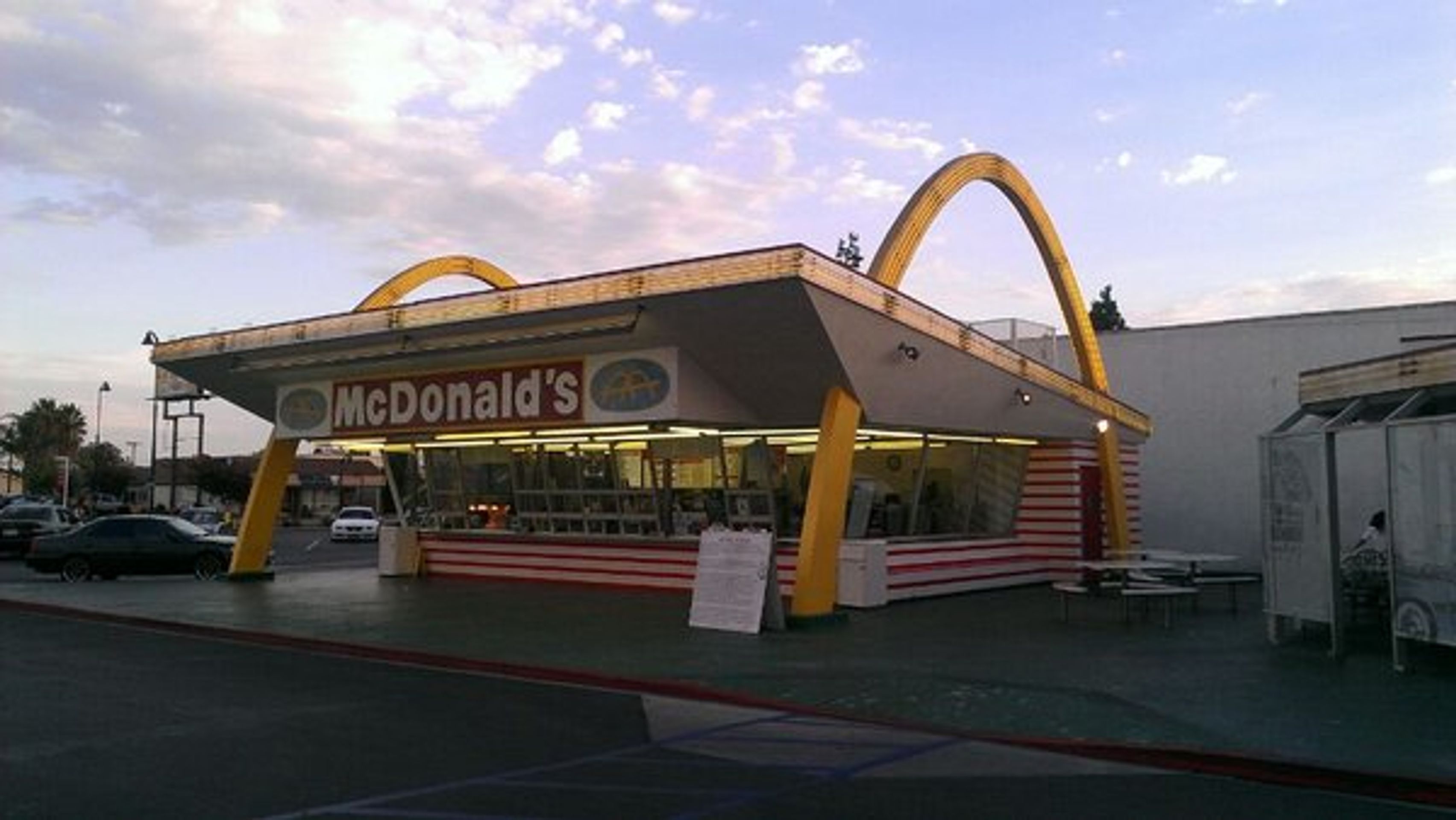 Nejstarší McDonald's - GALERIE: Nejstarší McDonald´s na světě! Takhle vypadal nejznámější fast food před 50 lety (3/9)