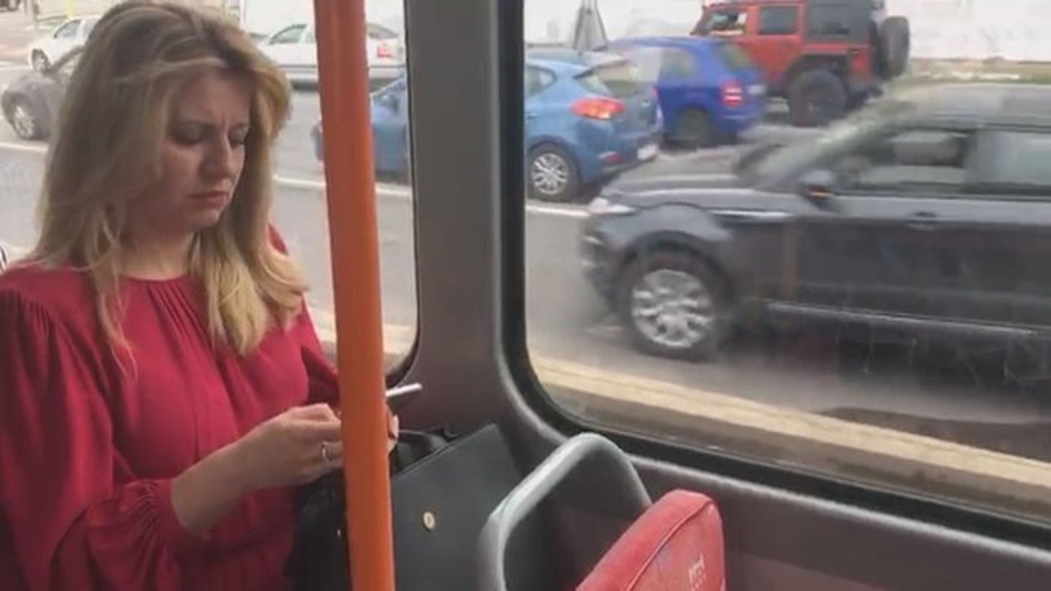 Zuzana Čaputová v tramvaji - GALERIE: Jak žije prezidentka Zuzana Čaputová (5/6)