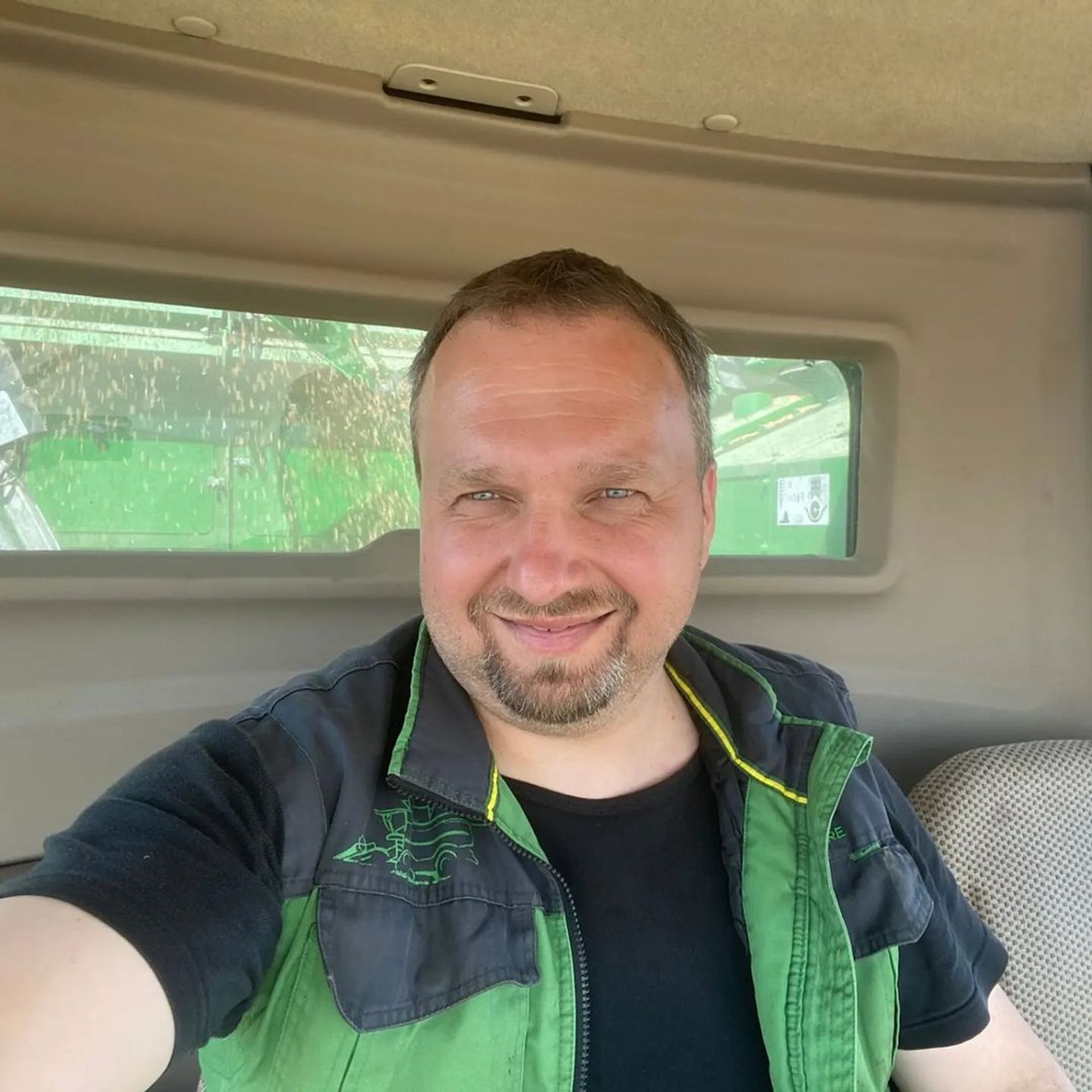 Marian Jurečka rád pracuje na poli - Prázdniny politiků (7/10)