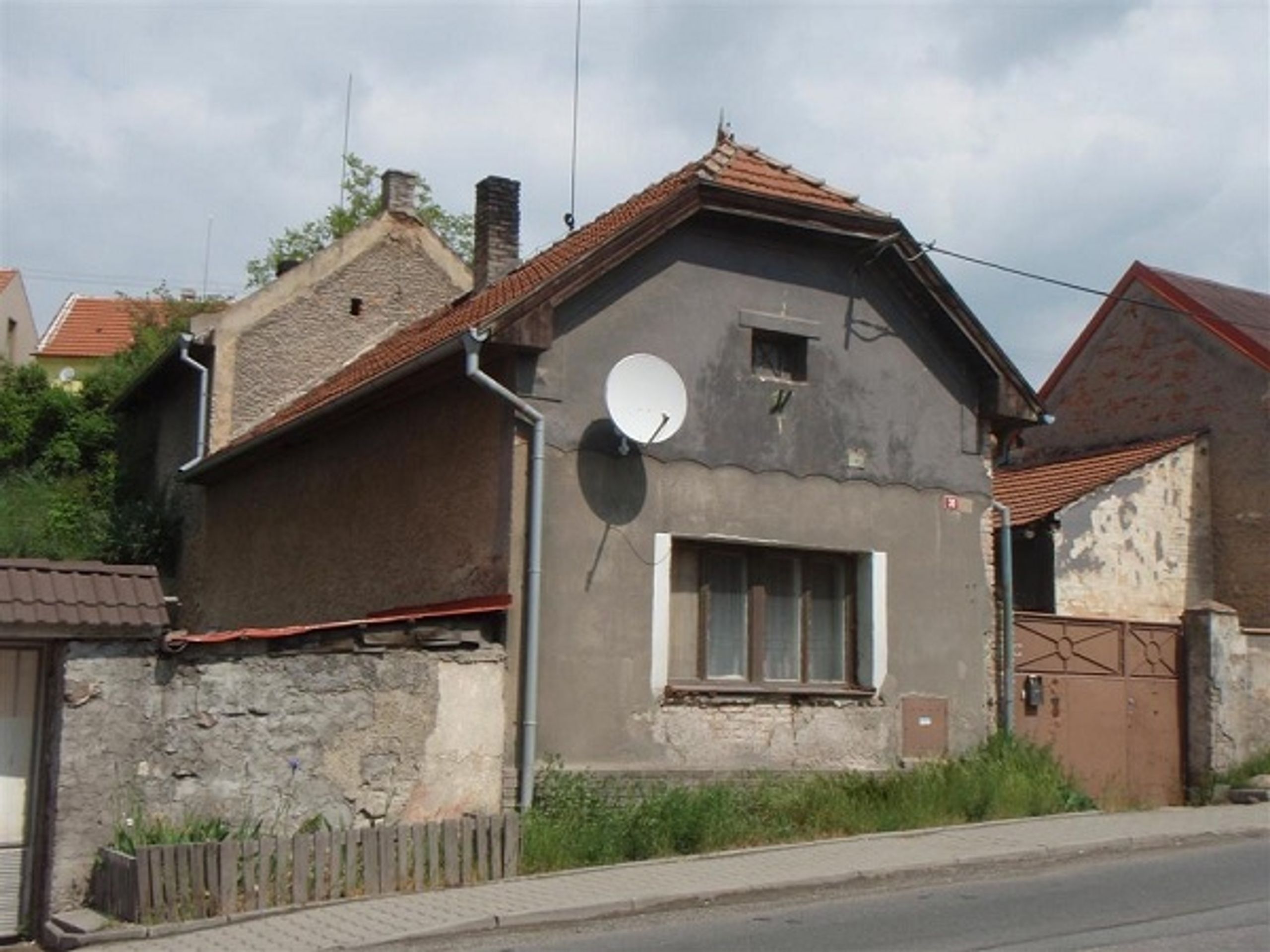 Rodinný dům v obci Třebušice (Kladno) - GALERIE: Vydražené zabavené nemovitosti 13. 11. - byty a domy (2/9)