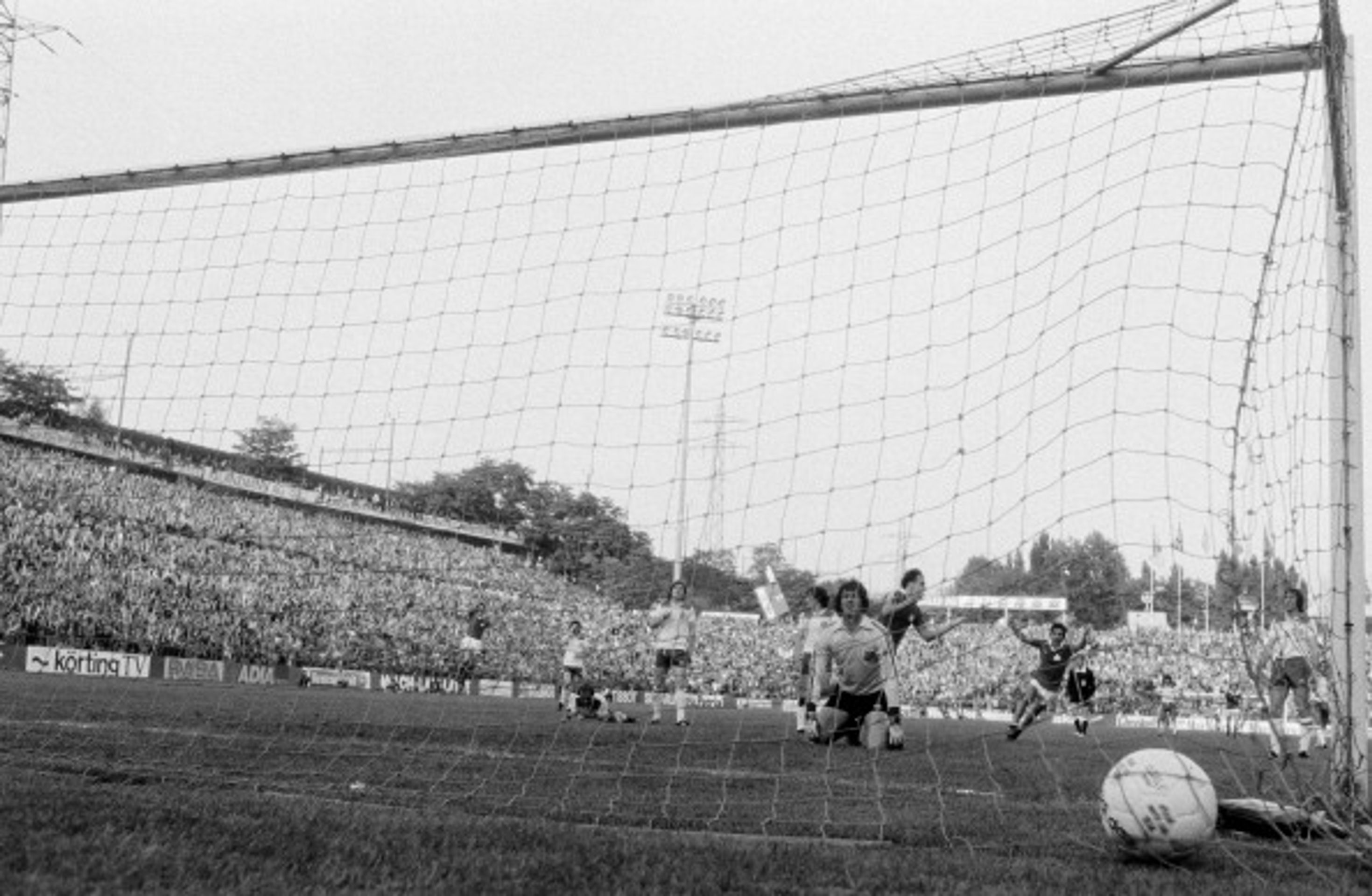 Kanonýři z Ligy mistrů - Claudio Sulser - GALERIE: Kanonýři z Ligy mistrů: Lafata, Messi a další (6/8)
