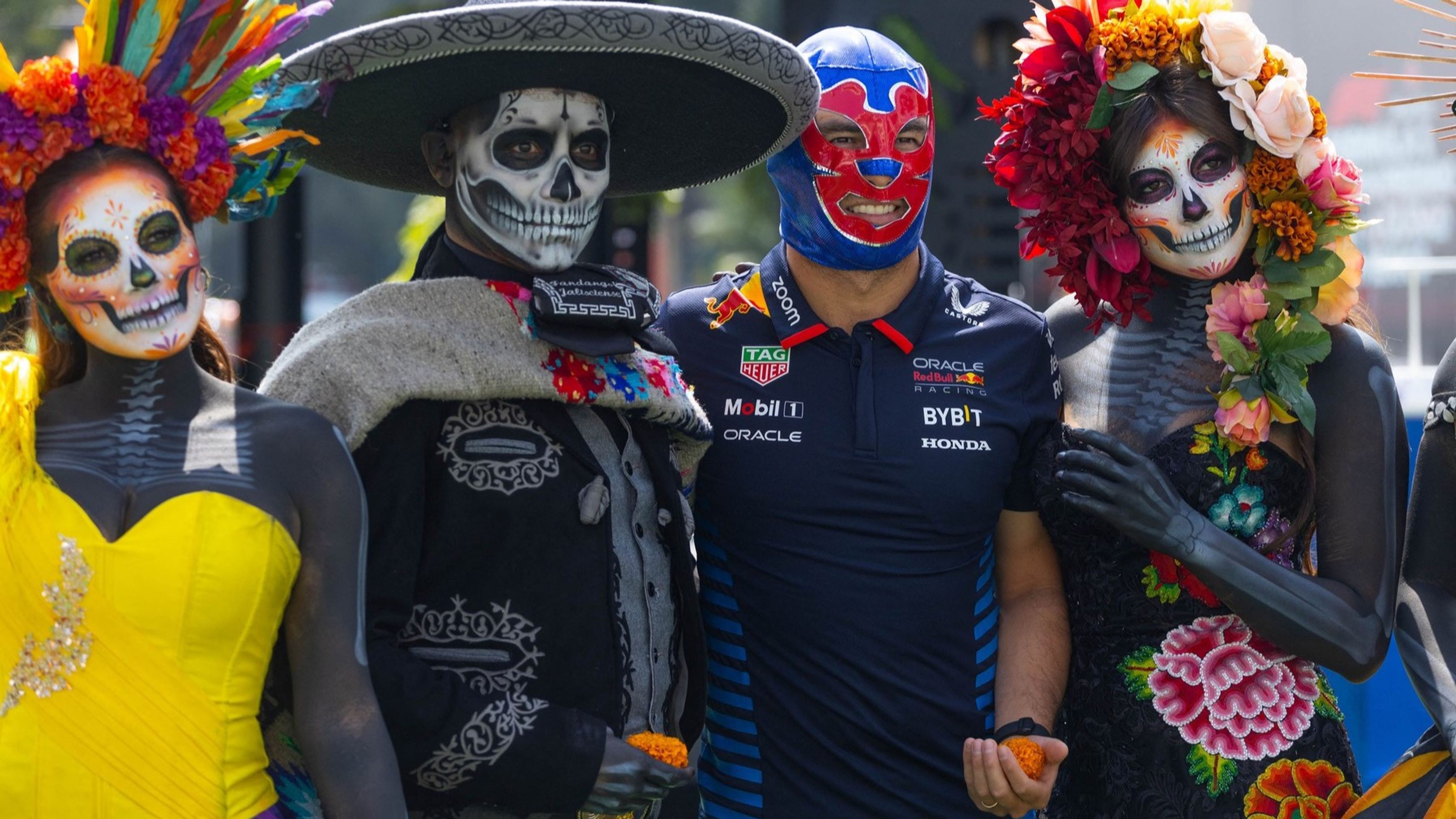 Sergio Pérez (druhý zprava) zvolil masku připomínající wrestling - Piloti Formule 1 navlékli před GP Mexika kostýmy a masky (5/7)