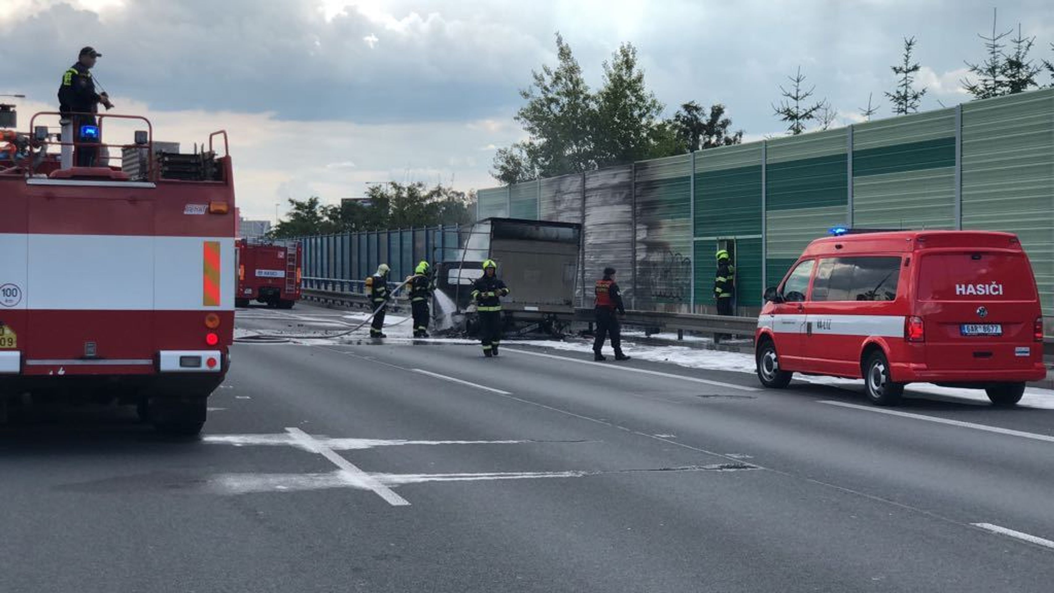 Hořící nákladní auto na Jižní spojce - 2 - GALERIE: Hořící dodávka na jižní spojce (2/6)