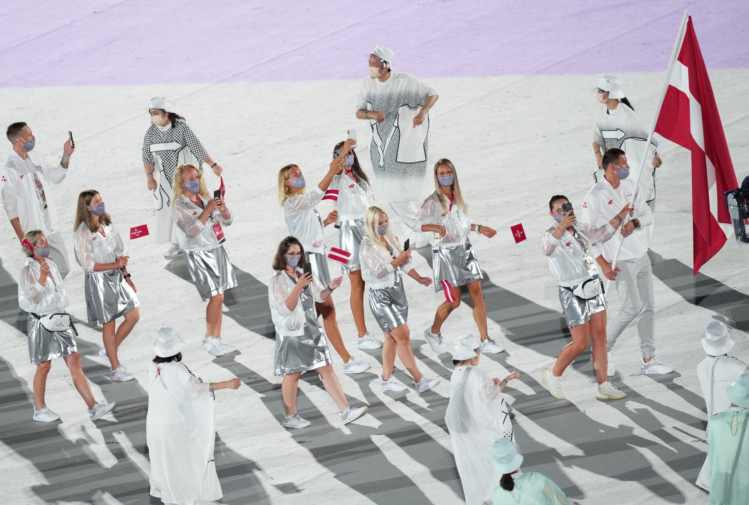 Lotyšská vyprava vypadala jako zabalená do igelitu - Galerie: Originální outfity při zahajovacím olympijském ceremoniálu (2/18)