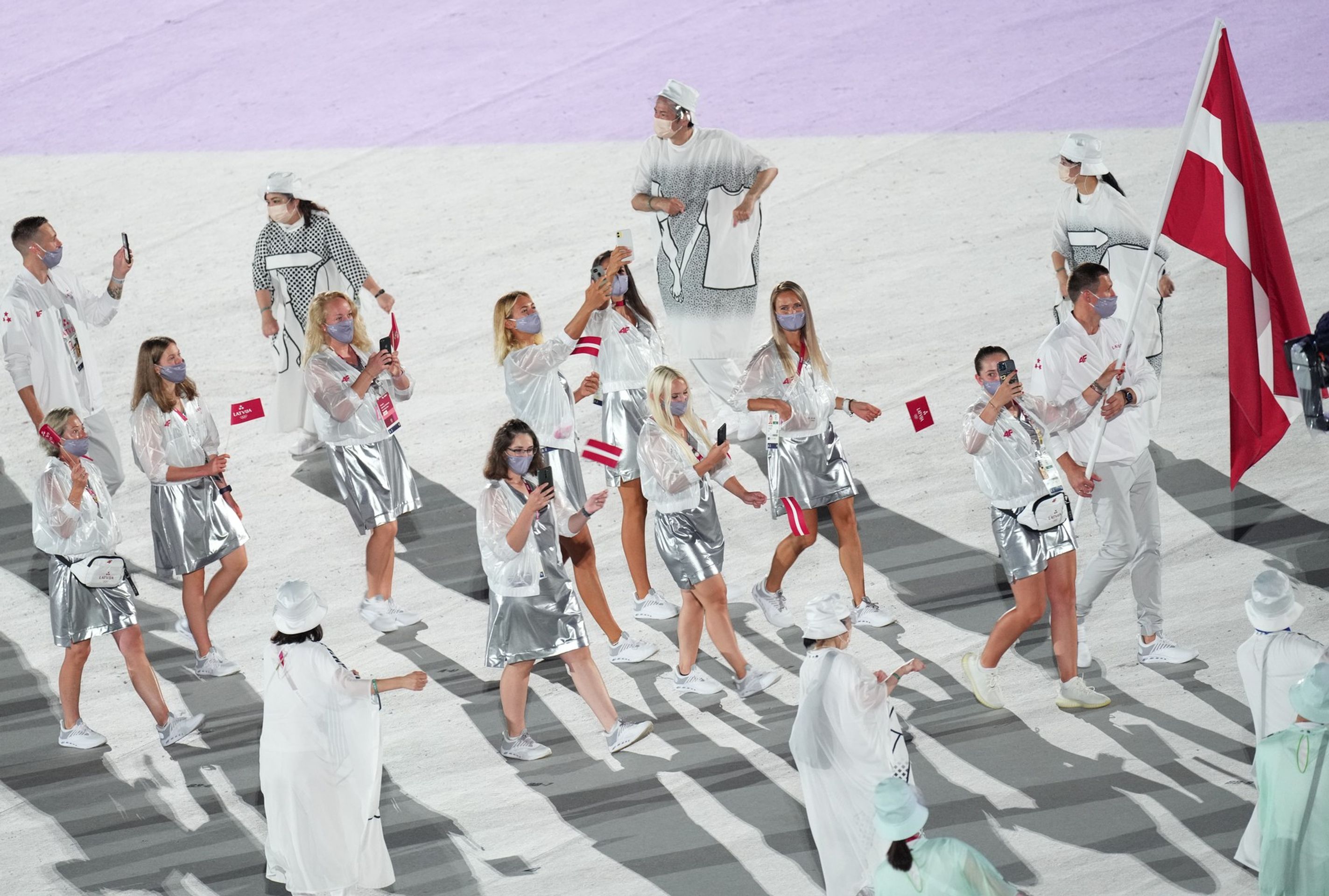 Lotyšská vyprava vypadala jako zabalená do igelitu - Galerie: Originální outfity při zahajovacím olympijském ceremoniálu (2/17)