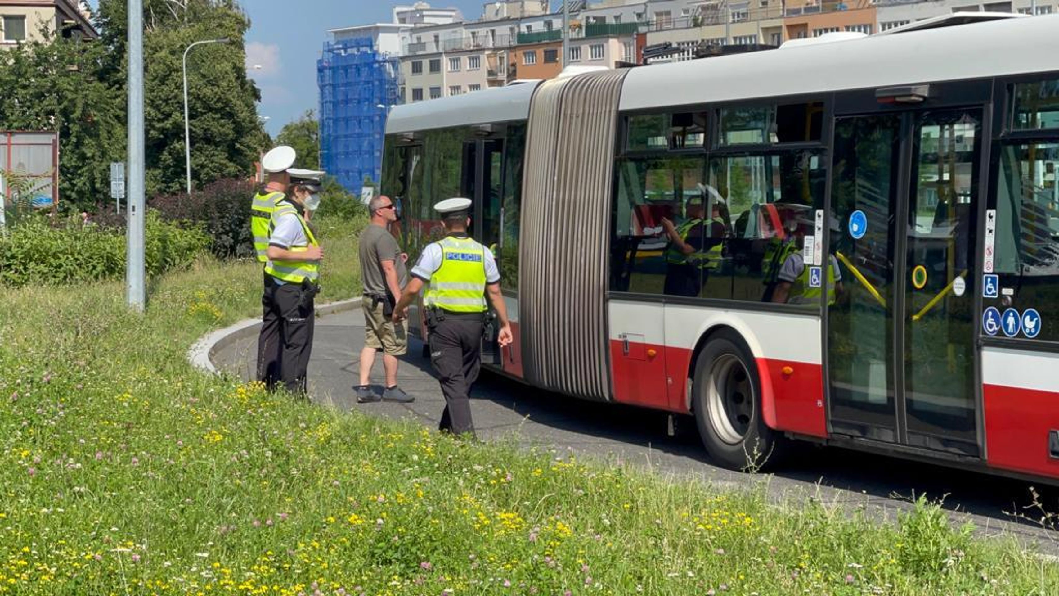 Seniorka pod autobusem skončila vážně zraněná - 4 - GALERIE: Autobus v Praze vážně zranil seniorku (8/11)