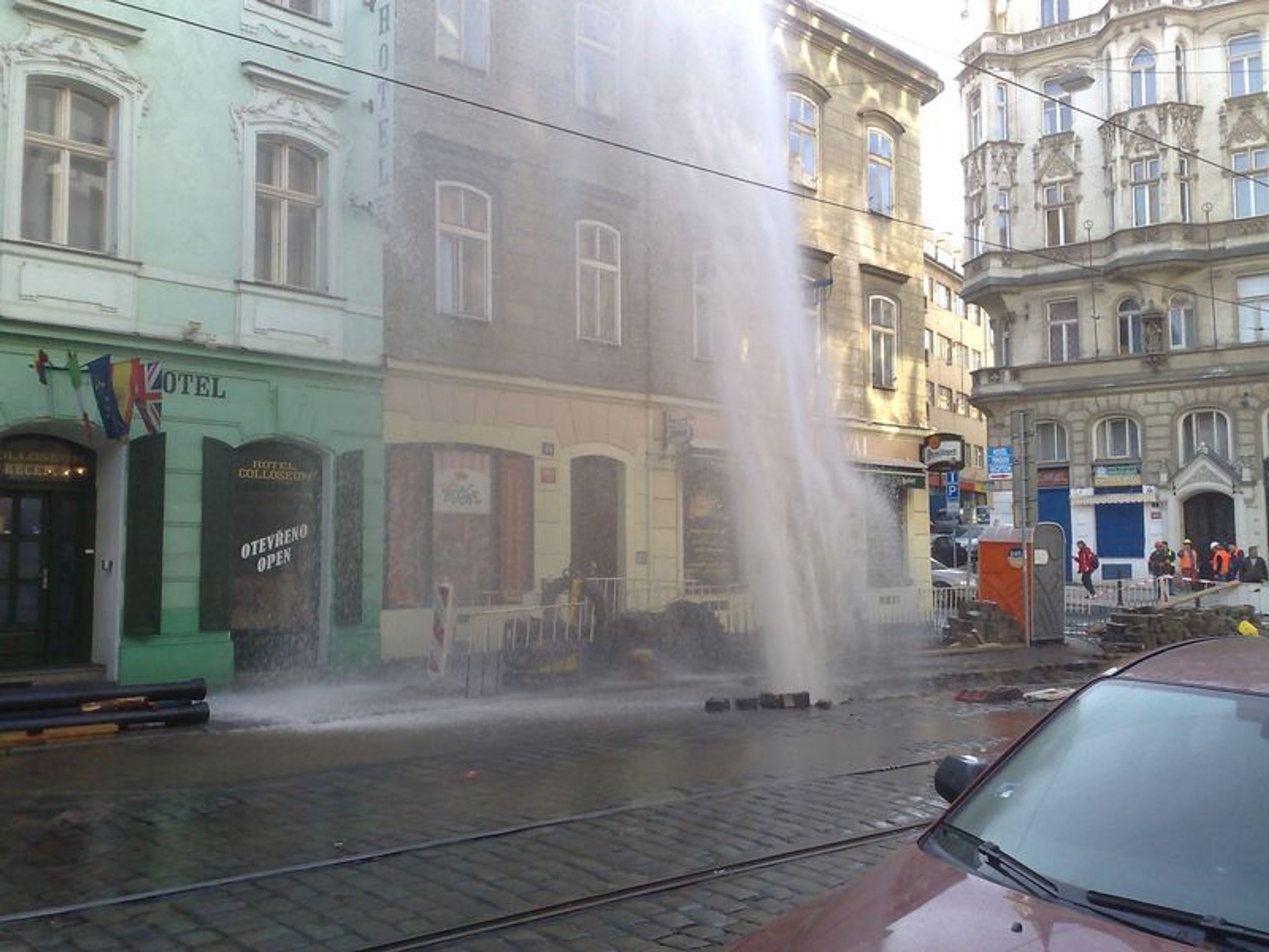 Překopnutý hydrant v Myslíkově ulici-8 - GALERIE: Překopnutý vodovod (7/10)