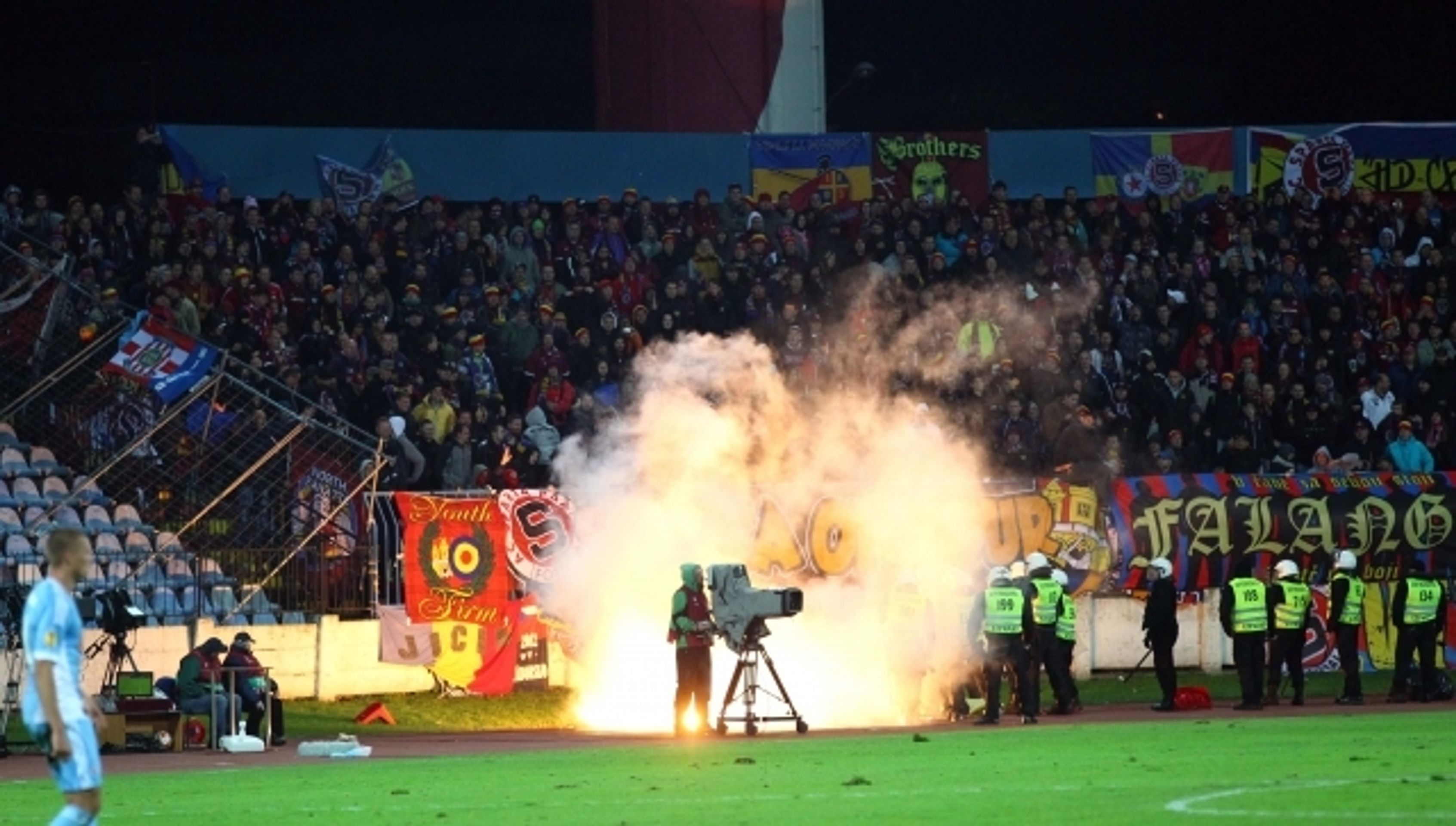 Řádění chuligánů na zápase Slovan - Sparta - 6 - GALERIE: Řádění chuligánů na zápase Slovan - Sparta (6/10)