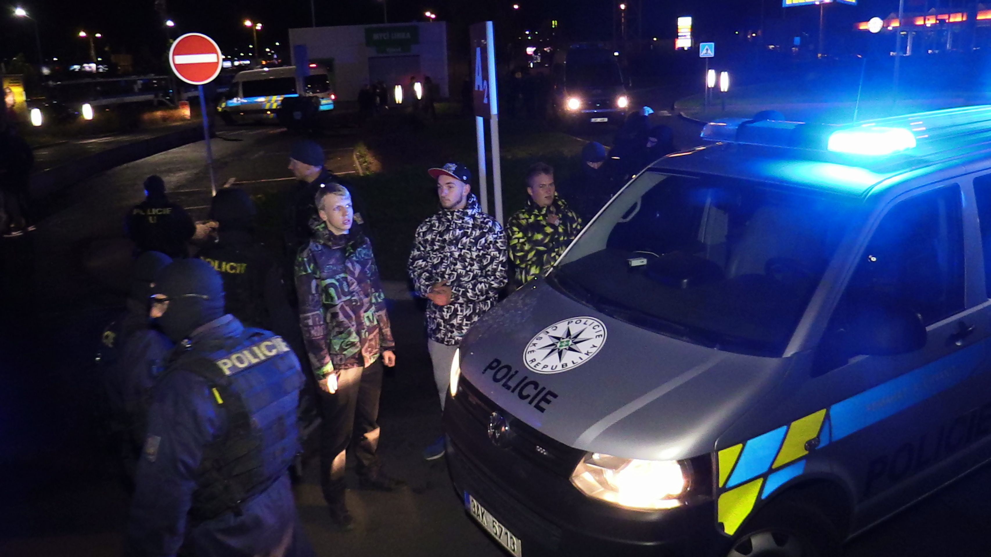 Na nepovolený sraz „tuningářů“ v Praze si došlápla policie - 7 - GALERIE: Na nepovolený sraz „tuningářů“ v Praze si došlápla policie (9/15)