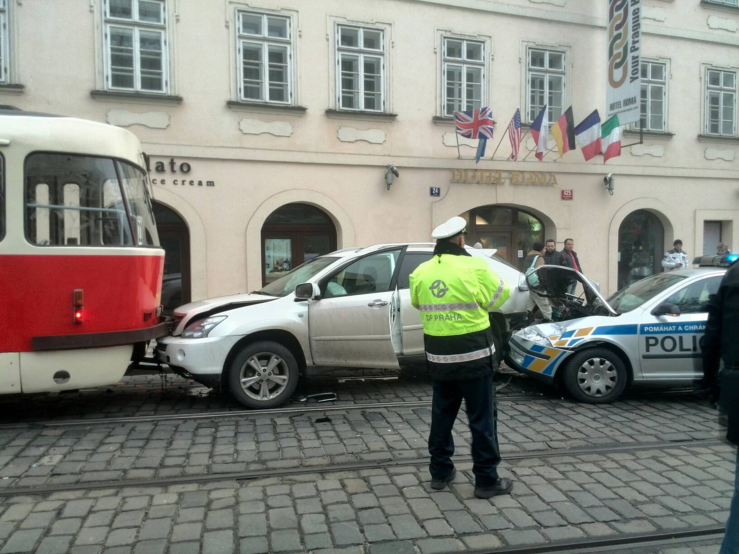 Nehoda v centru Prahy - GALERIE: Nehoda policejního auta, SUV a tramvaje (3/4)