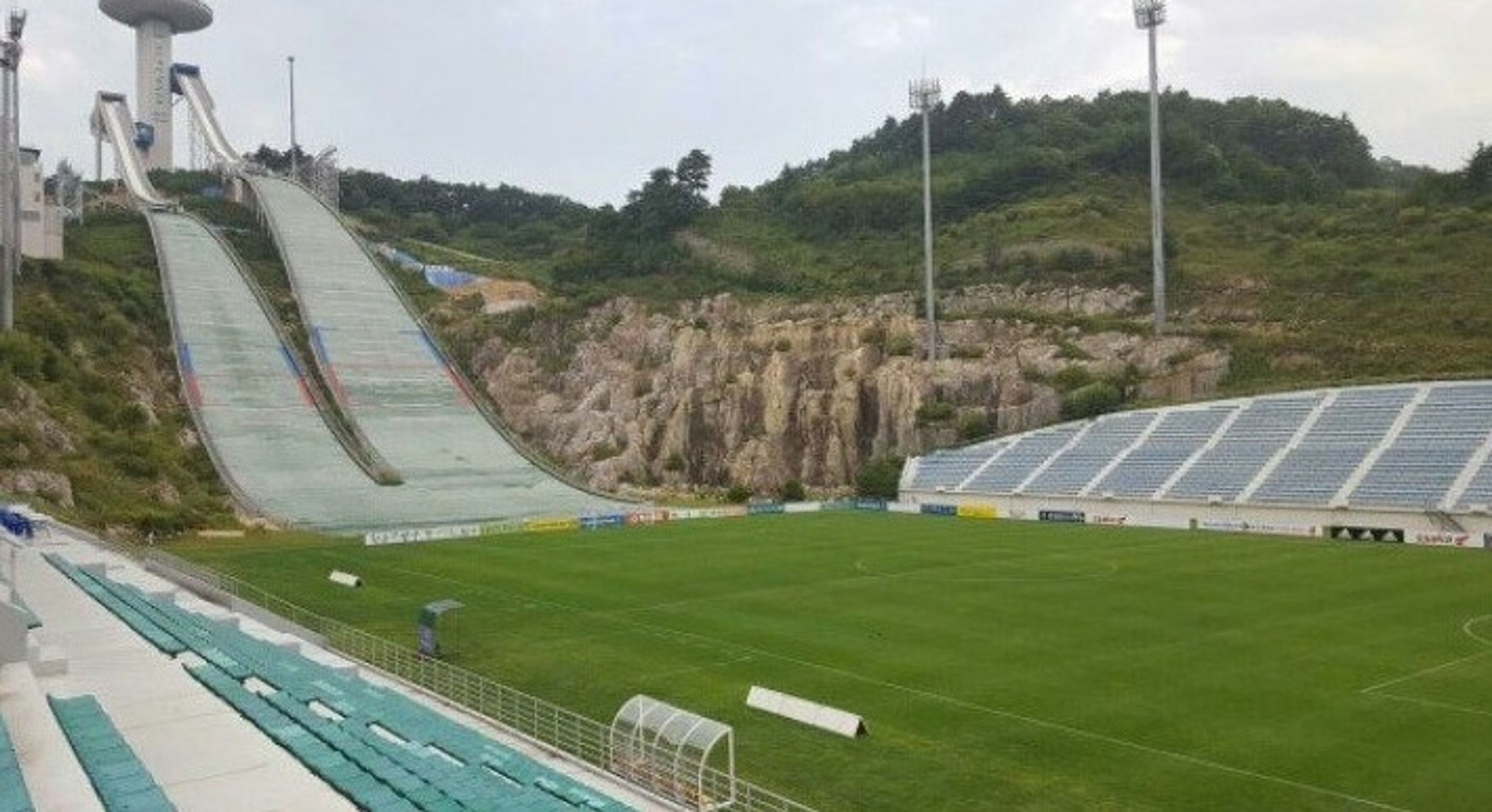 Fotbalový stadion v Jižní Koreji - 3 - GALERIE: Kuriózní fotbalový stadion (1/6)