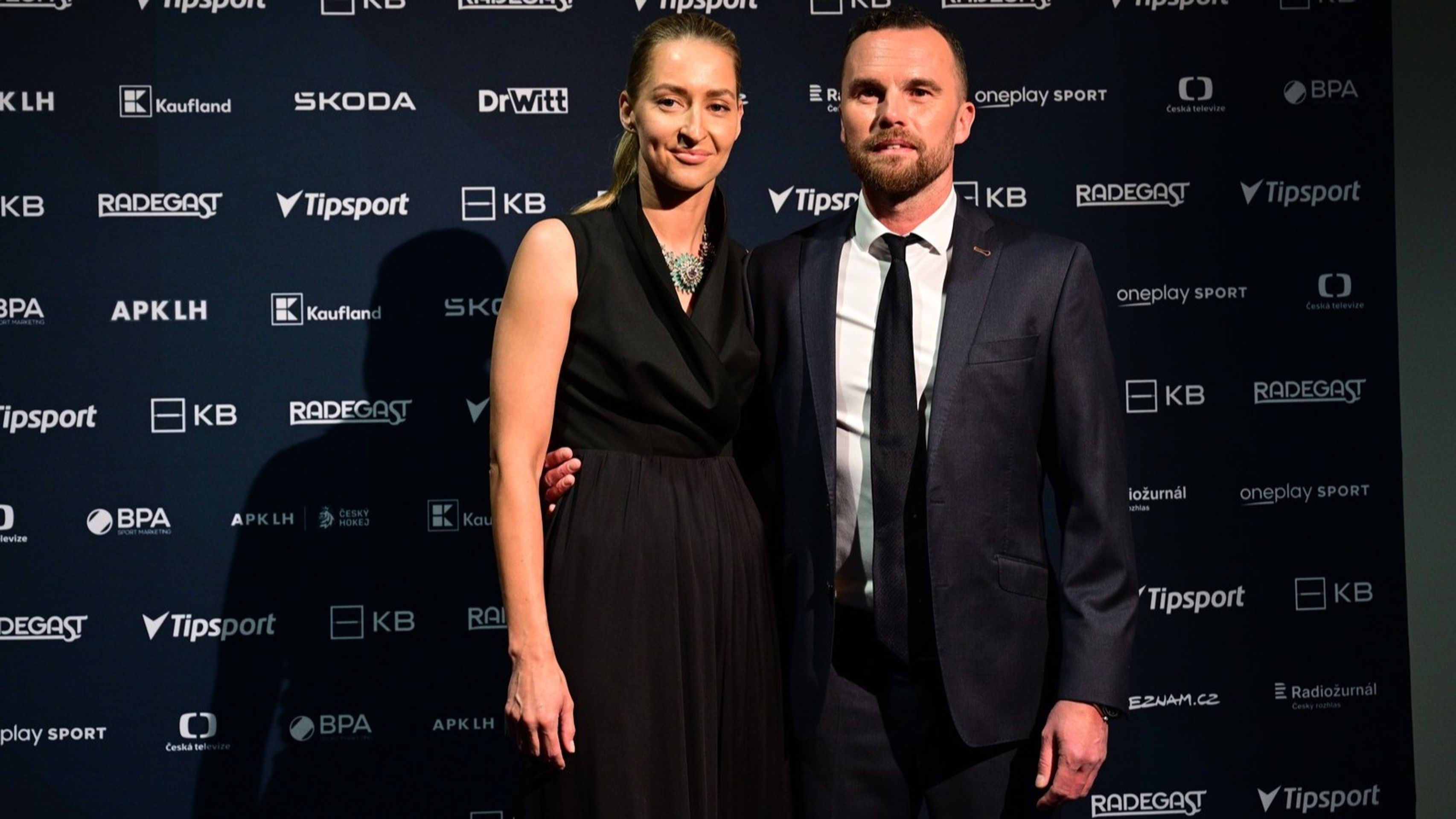 Pardubický kouč Filip Pešán se svou partnerkou - Hokejista sezóny, galavečer a vyhlášení (5/7)