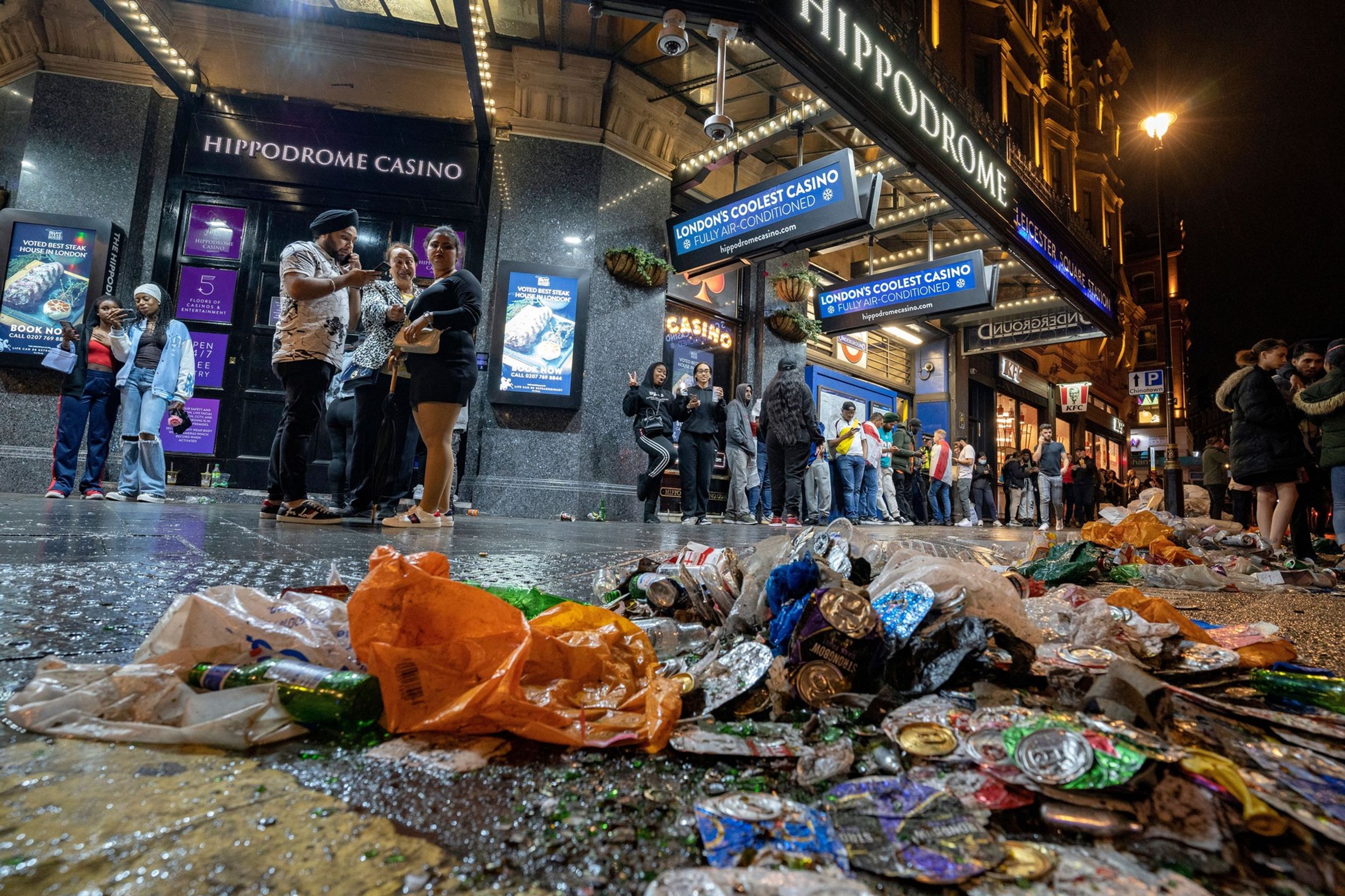 V ulicích po sobě fanoušci zanechali velký nepořádek - GALERIE: Finále očima diváků: Dýmovnice v pozadí a další bizáry (8/12)