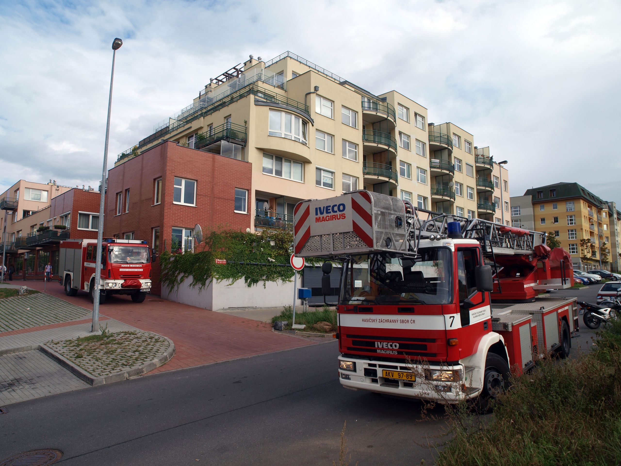 pokus o sebevraždu na Barrandově 2 - Sebevražedkyně chtěla v Praze vyskočit z okna (3/5)