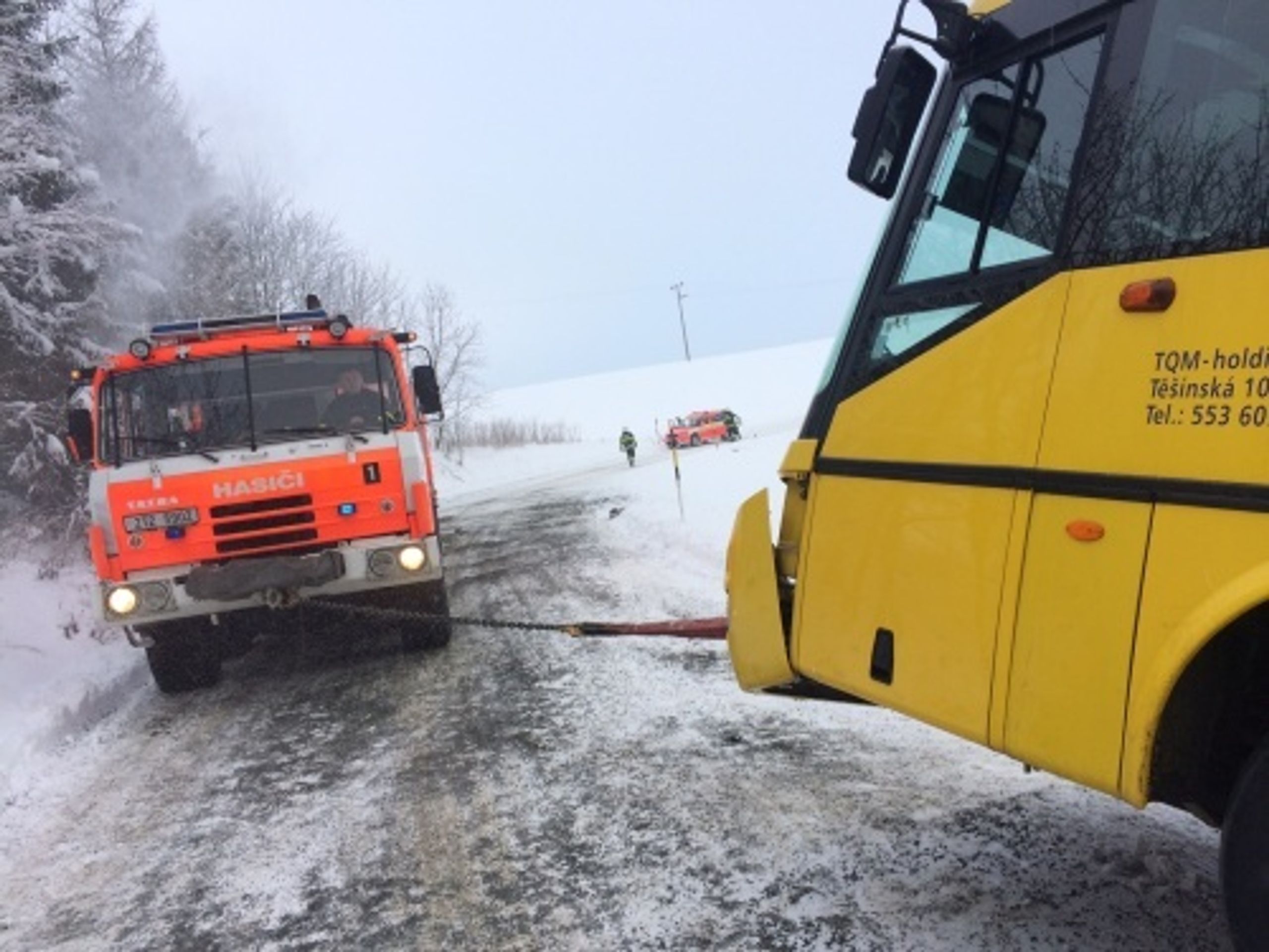 Nehoda autobusu v Kyjovicích - 9 - GALERIE: České silnice pokryla ledovka (22/25)