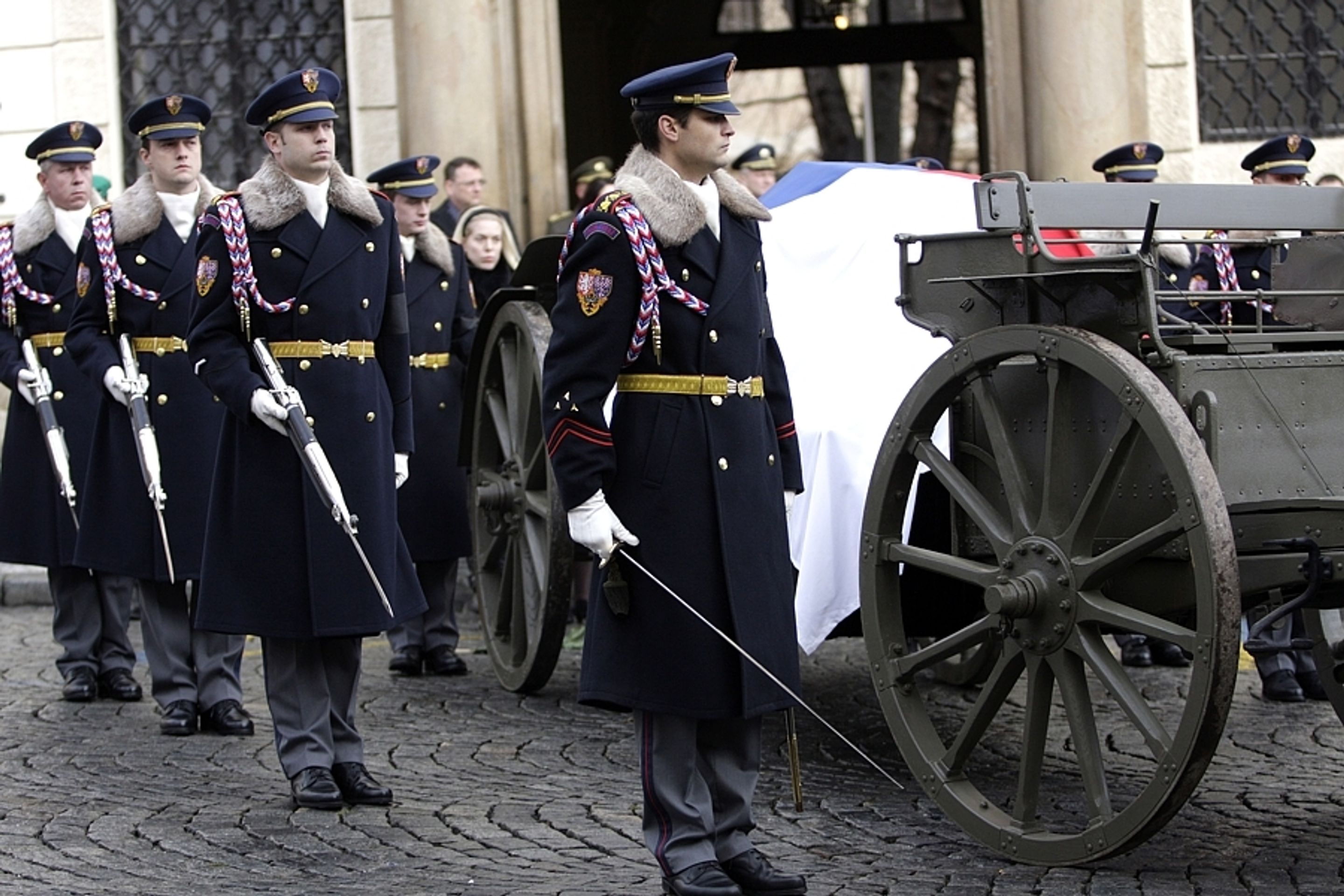 Průvod s rakví Václava Havla - 17 - GALERIE: Smuteční průvod za Václava Havla (13/28)