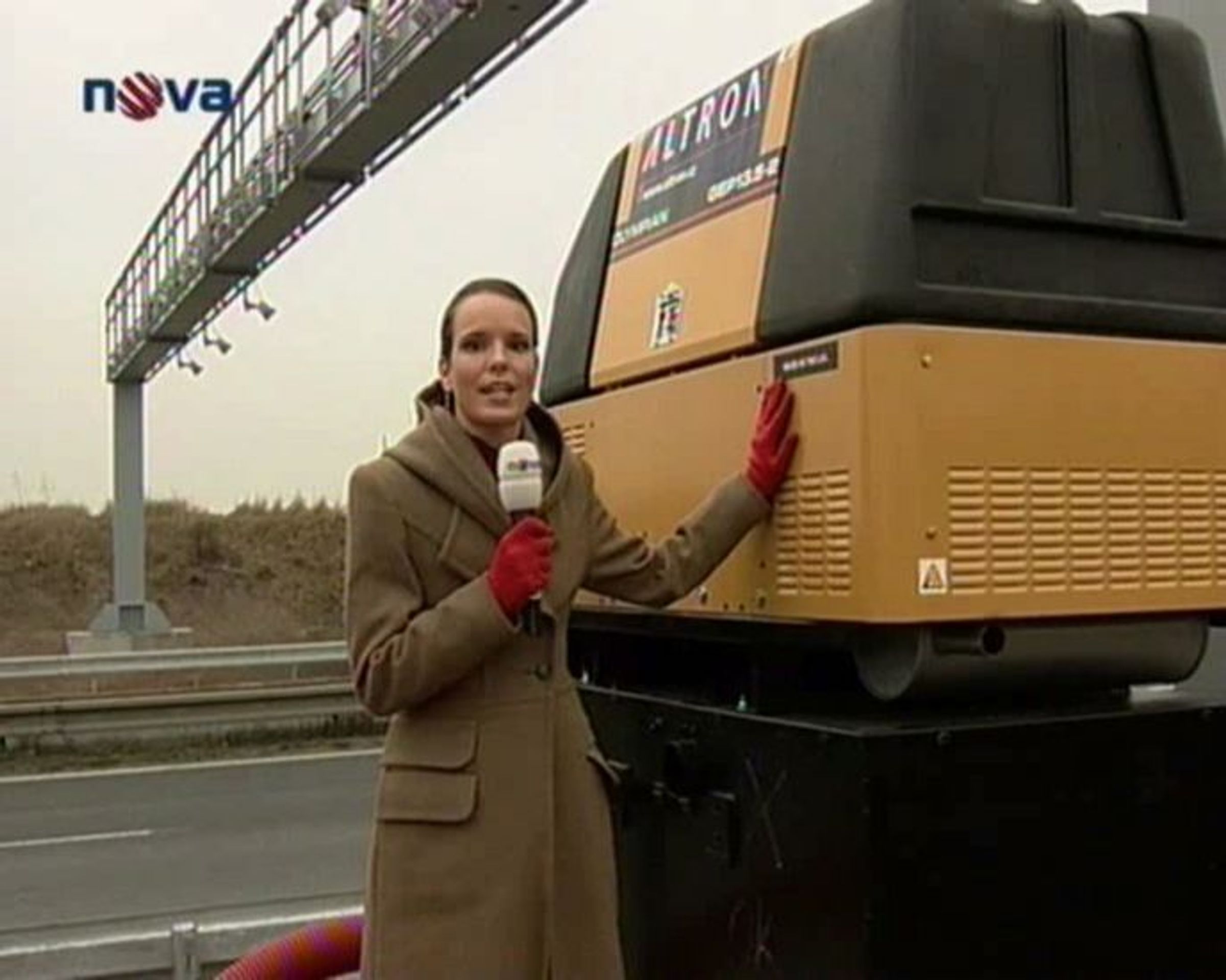 Reportérka TV Nova Lucie Alexová u jedné z mýtných bran v Česku.  - Ministerstvo zarazilo dnešní spuštění systému mýtných bran (2/3)